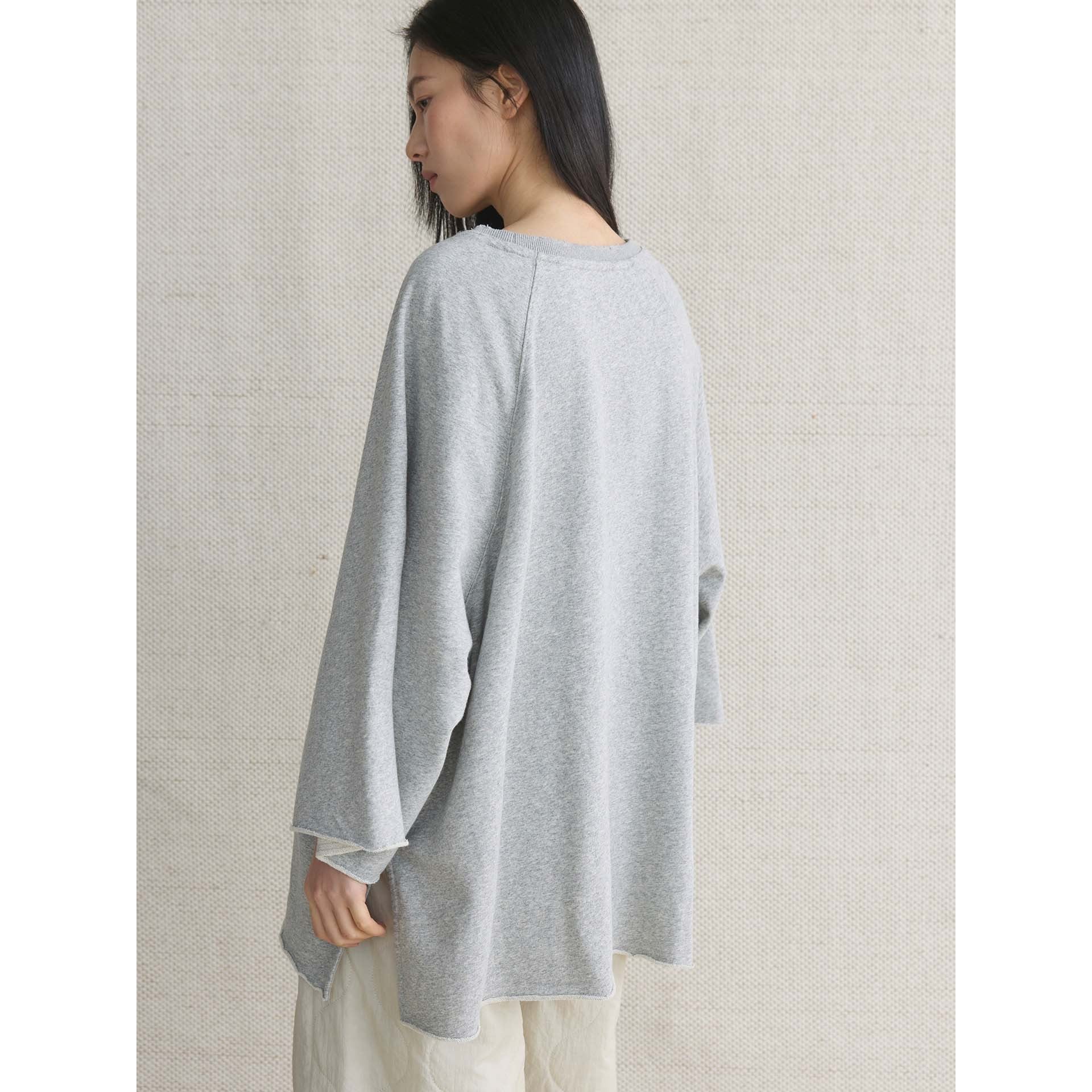 Women's Oversized Sweatshirt with Raw Neckline and Wide Raglan Sleeves Chichicherry