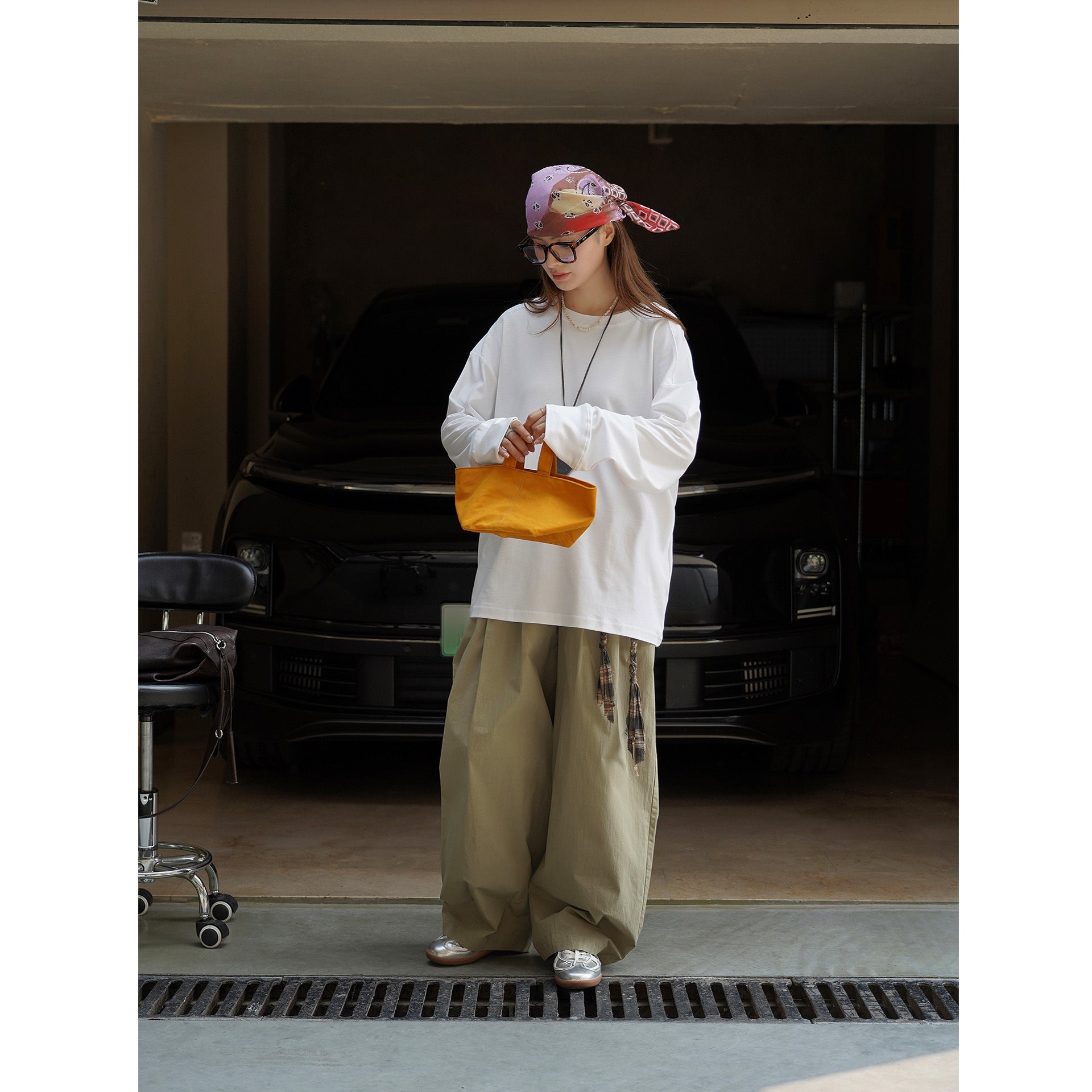Women's oversized sweatshirt in minimal look with drop shoulder and soft jersey drape Chichicherry