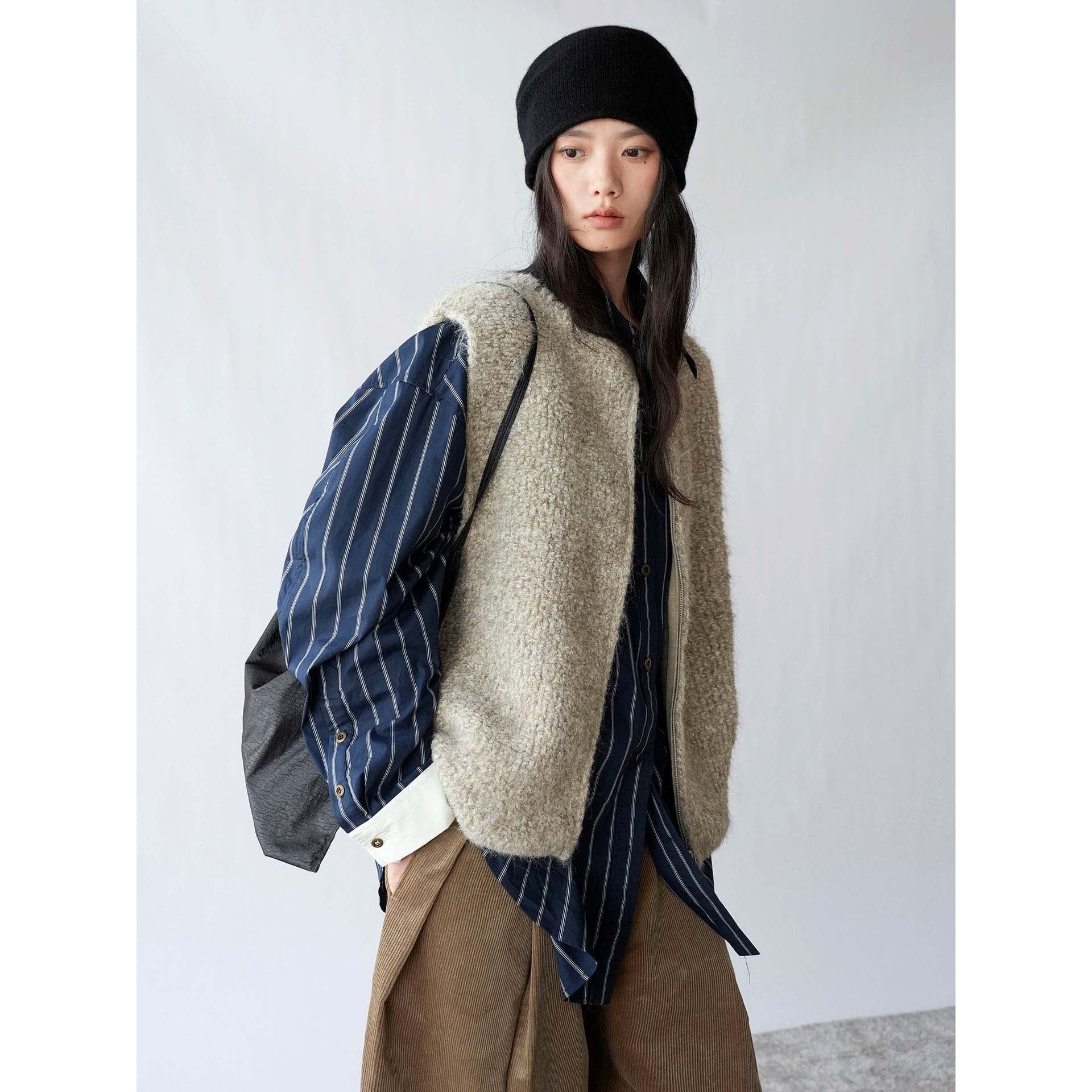 Women's Fluffy Zip Vest made of Boucle Knit Chichicherry