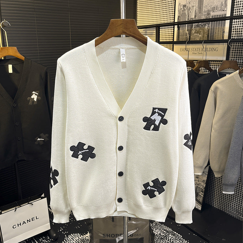 Herren Strick-Cardigan mit V‑Ausschnitt und dekorativen Puzzle‑Applikationen Chichicherry