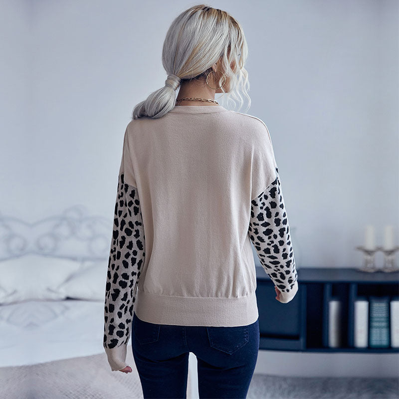 Women's V-neck fine knit sweater with leopard jacquard sleeves and dropped fit Chichicherry