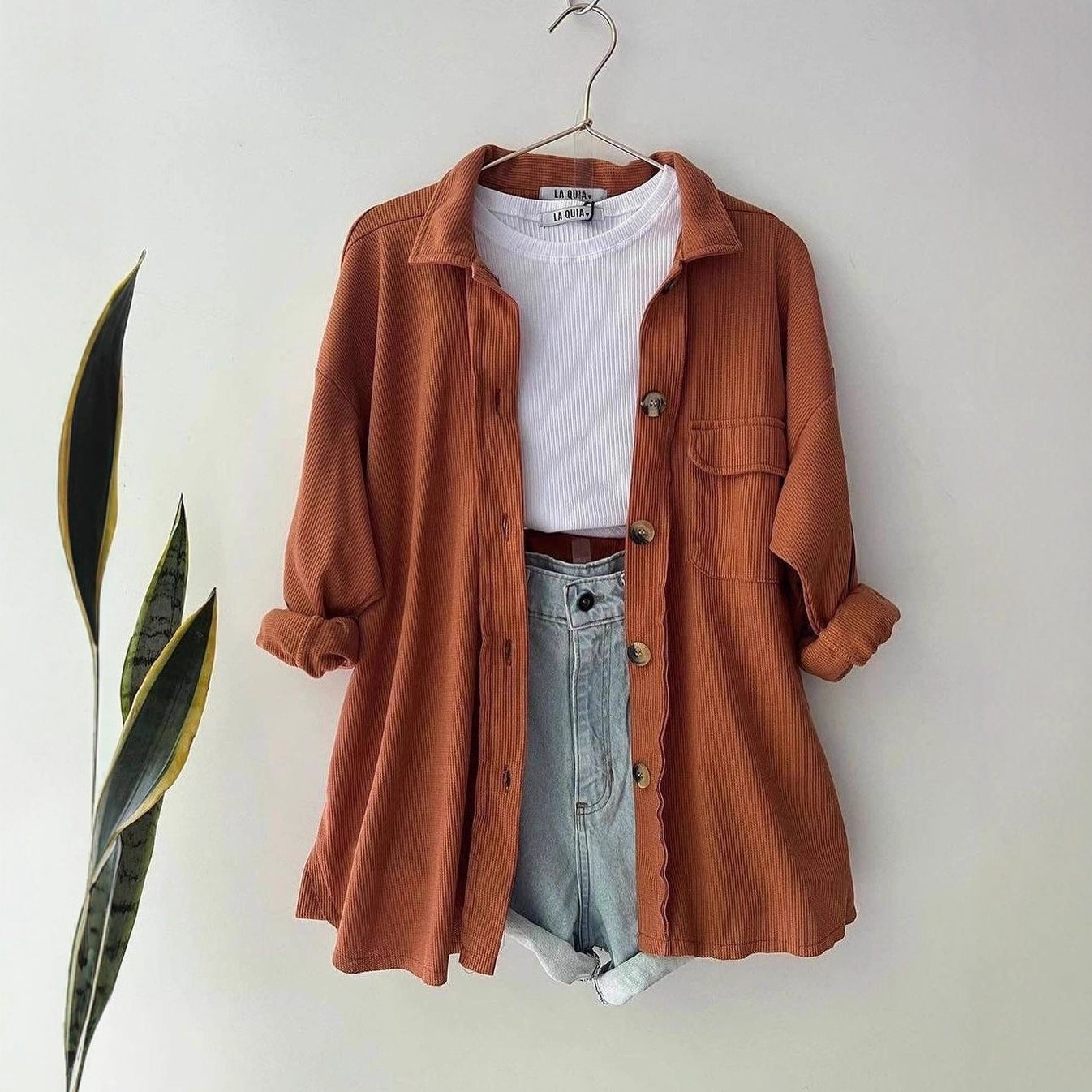 Damen Oversized Cordhemdjacke aus Breitcord mit Brusttasche und Holzknöpfen Chichicherry