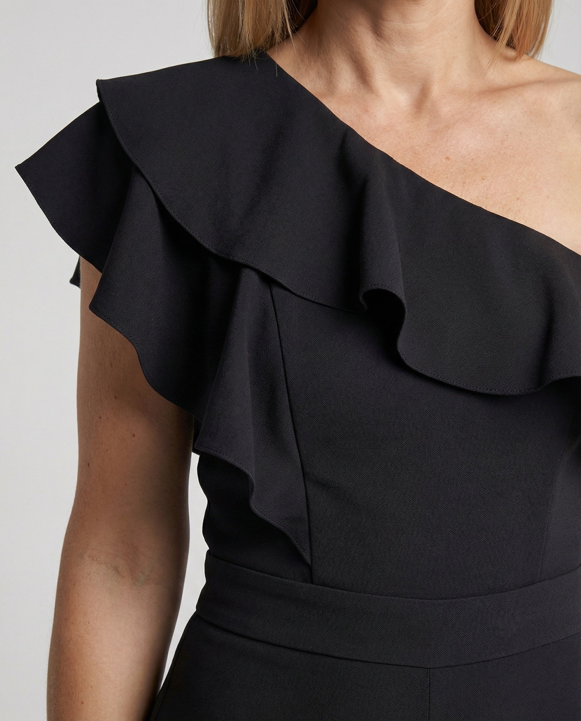 Elegant off-shoulder jumpsuit with ruffles