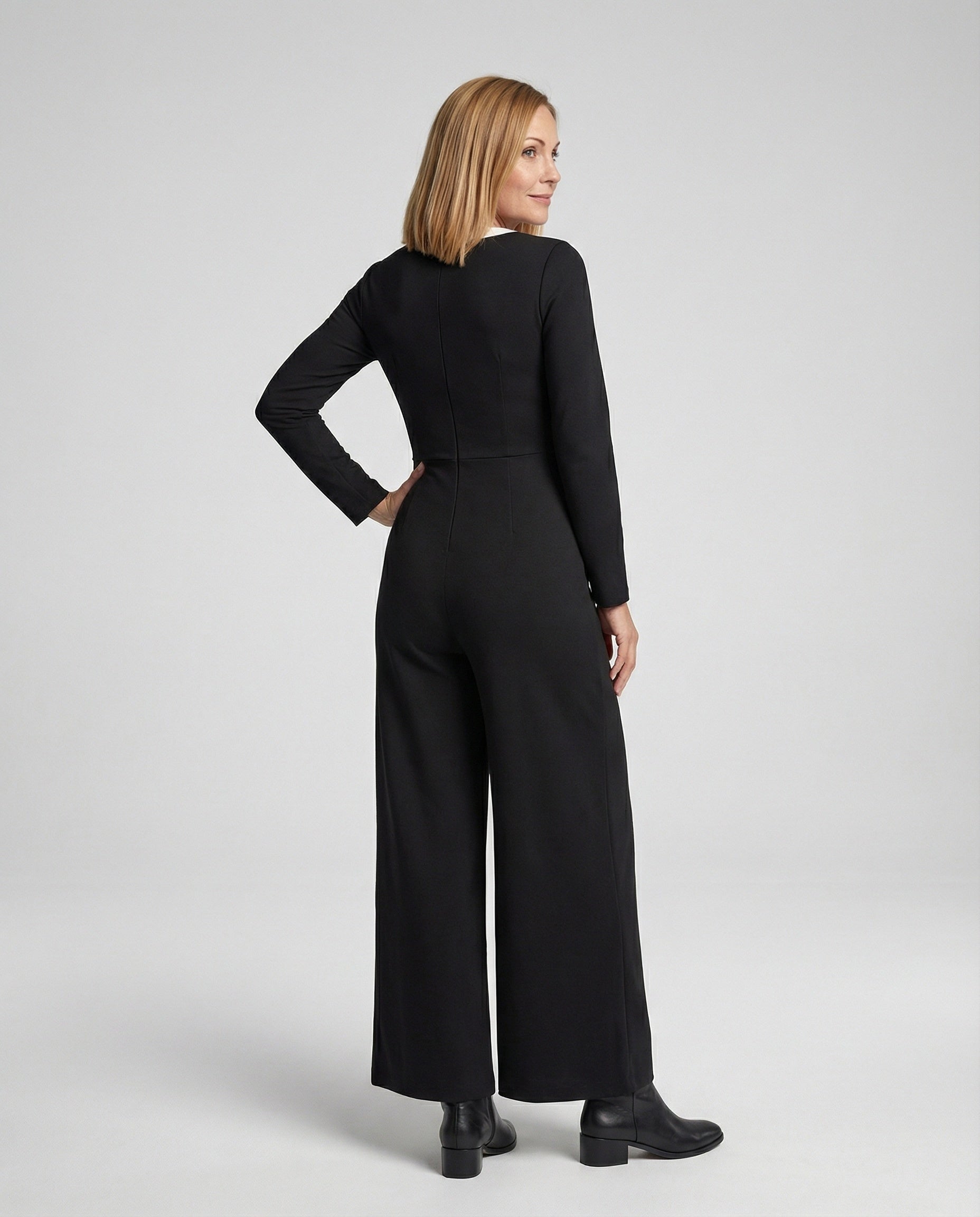 Elegant ladies jumpsuit with button placket