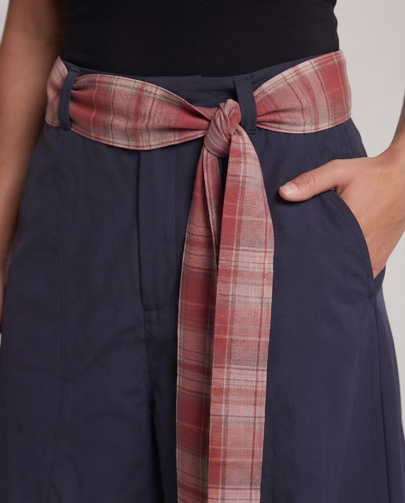 Ladies loosely fitting fashionable pants with belt Chichicherry
