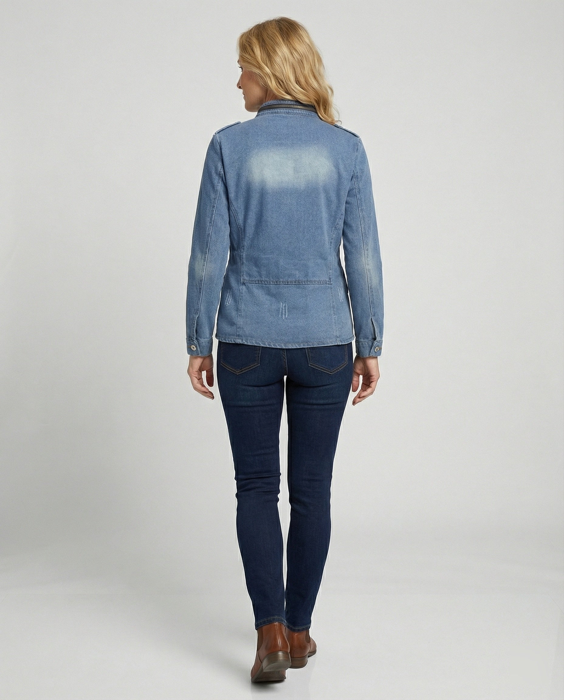 Women's fitted denim jacket with pockets