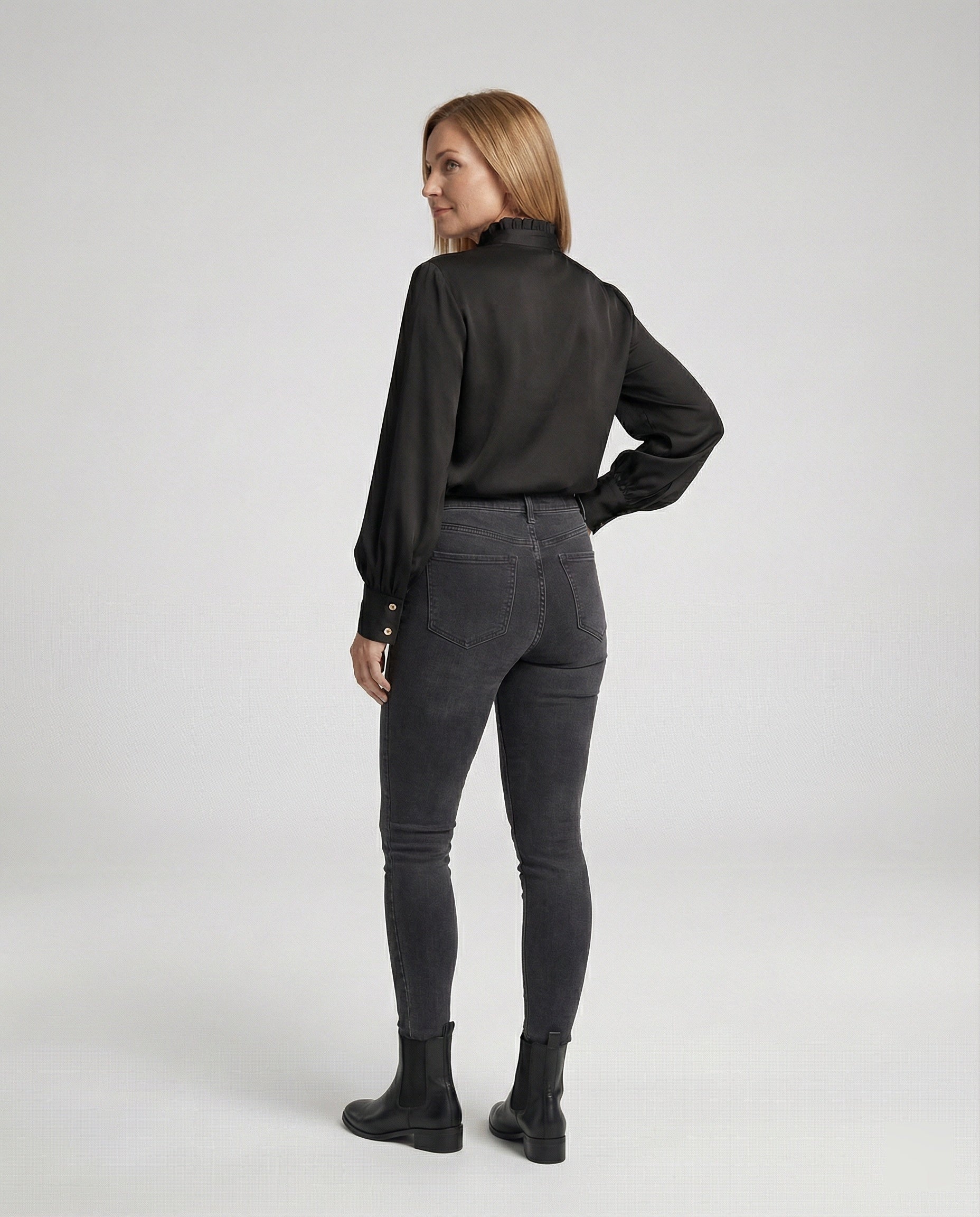Women's blouse with ruffled collar