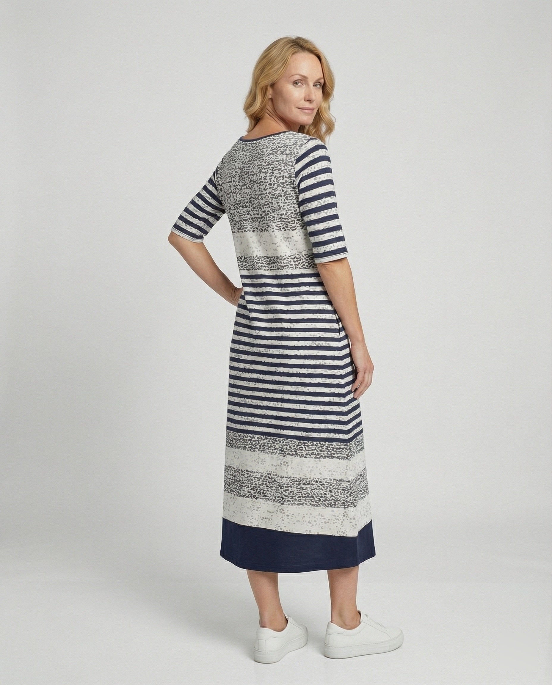 Women's maxi dress with pockets airy