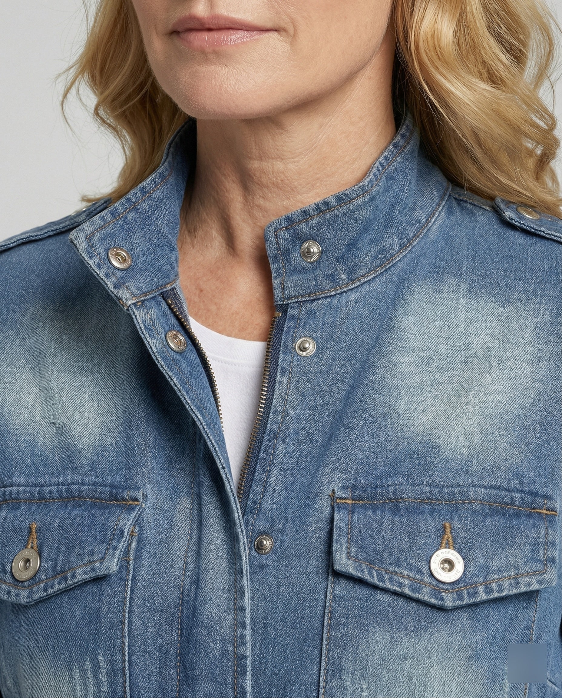 Women's fitted denim jacket with pockets