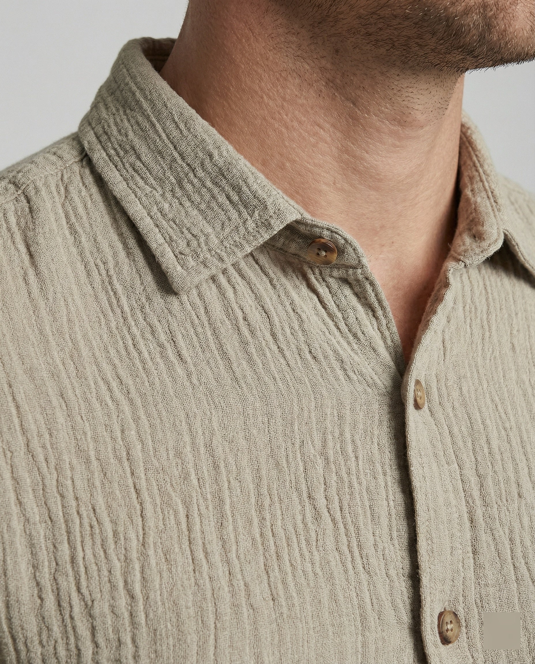 Men's casual short sleeve shirt with breast pocket