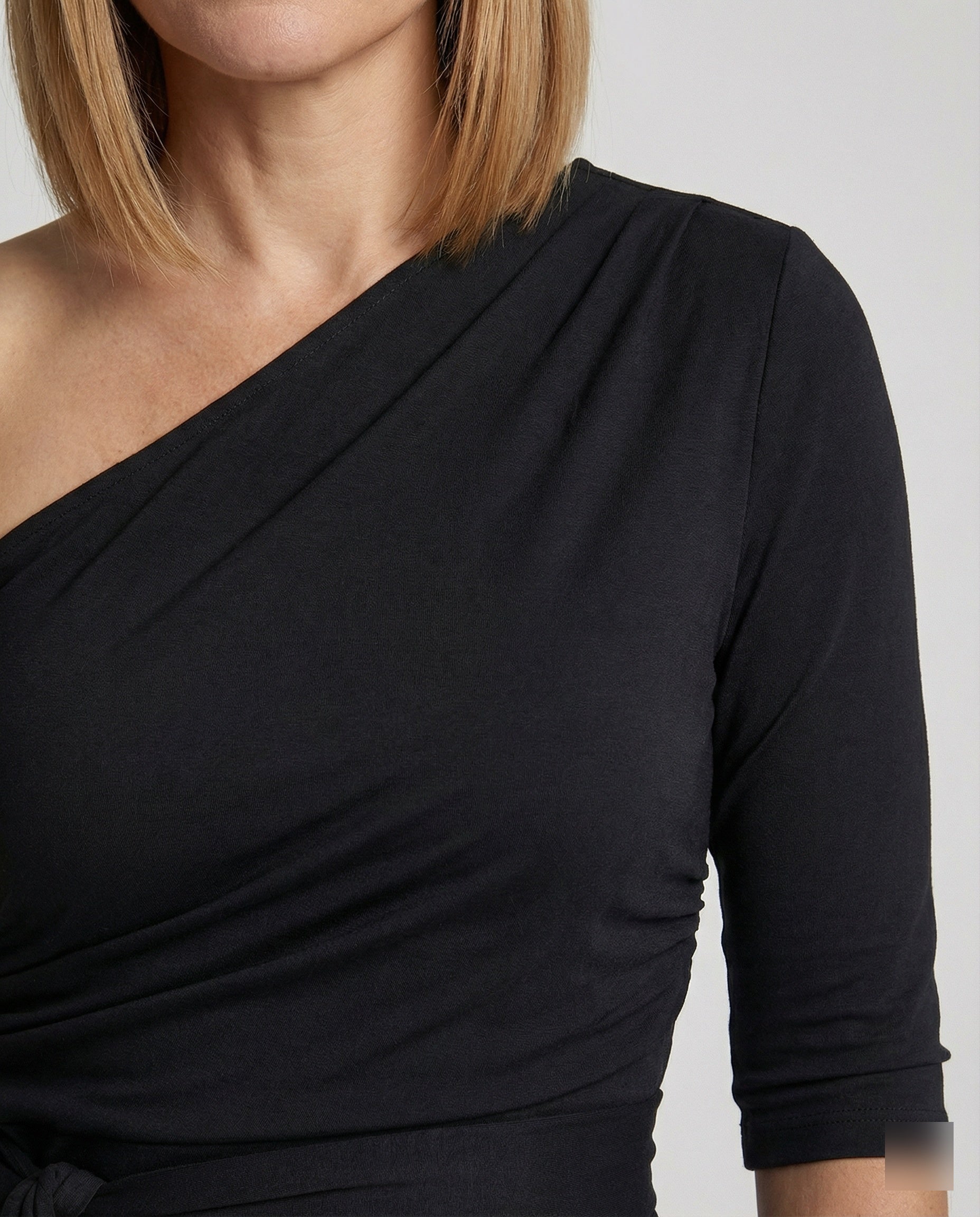 Women's figure-hugging wrap dress