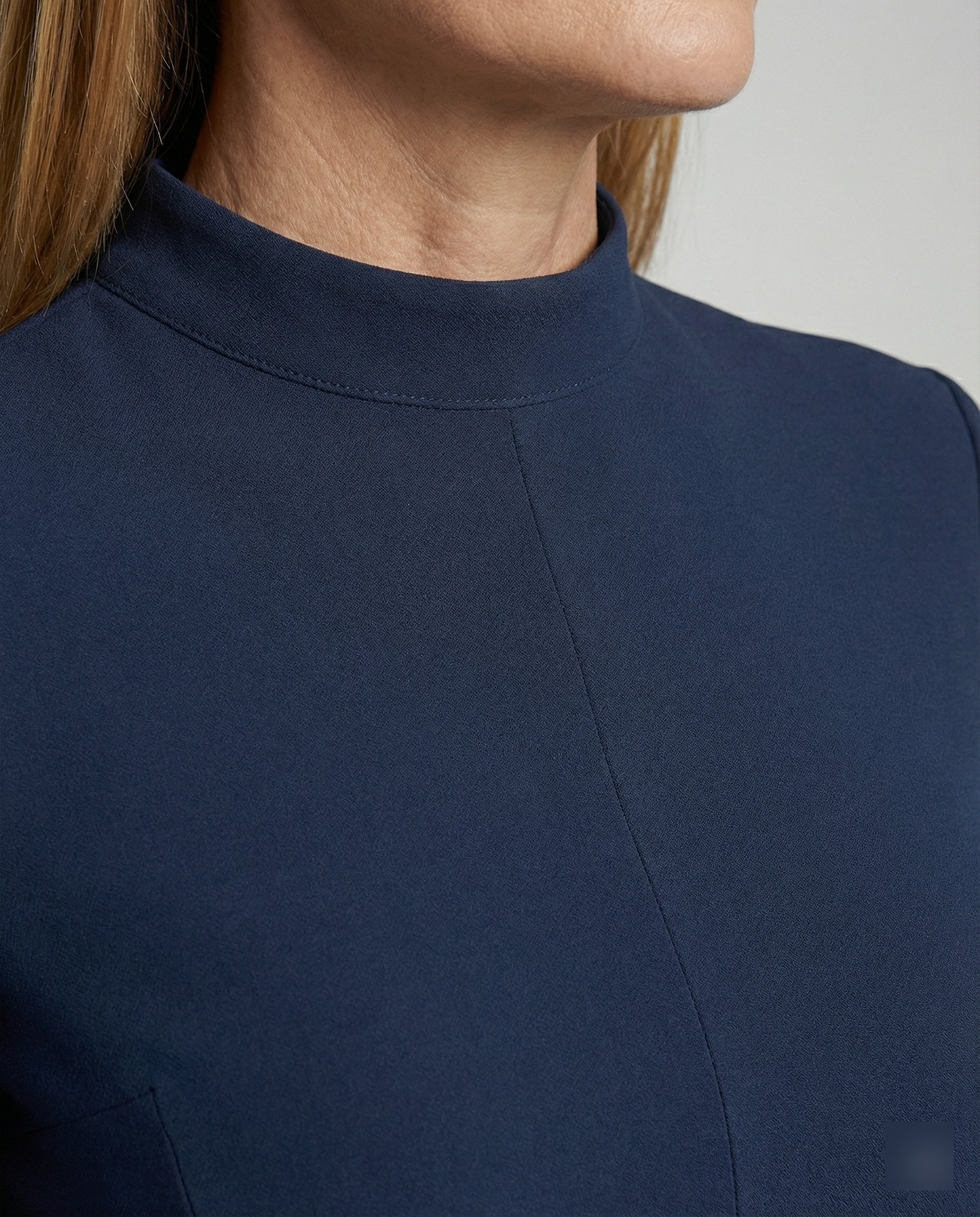 Women's elegant mini dress with pockets