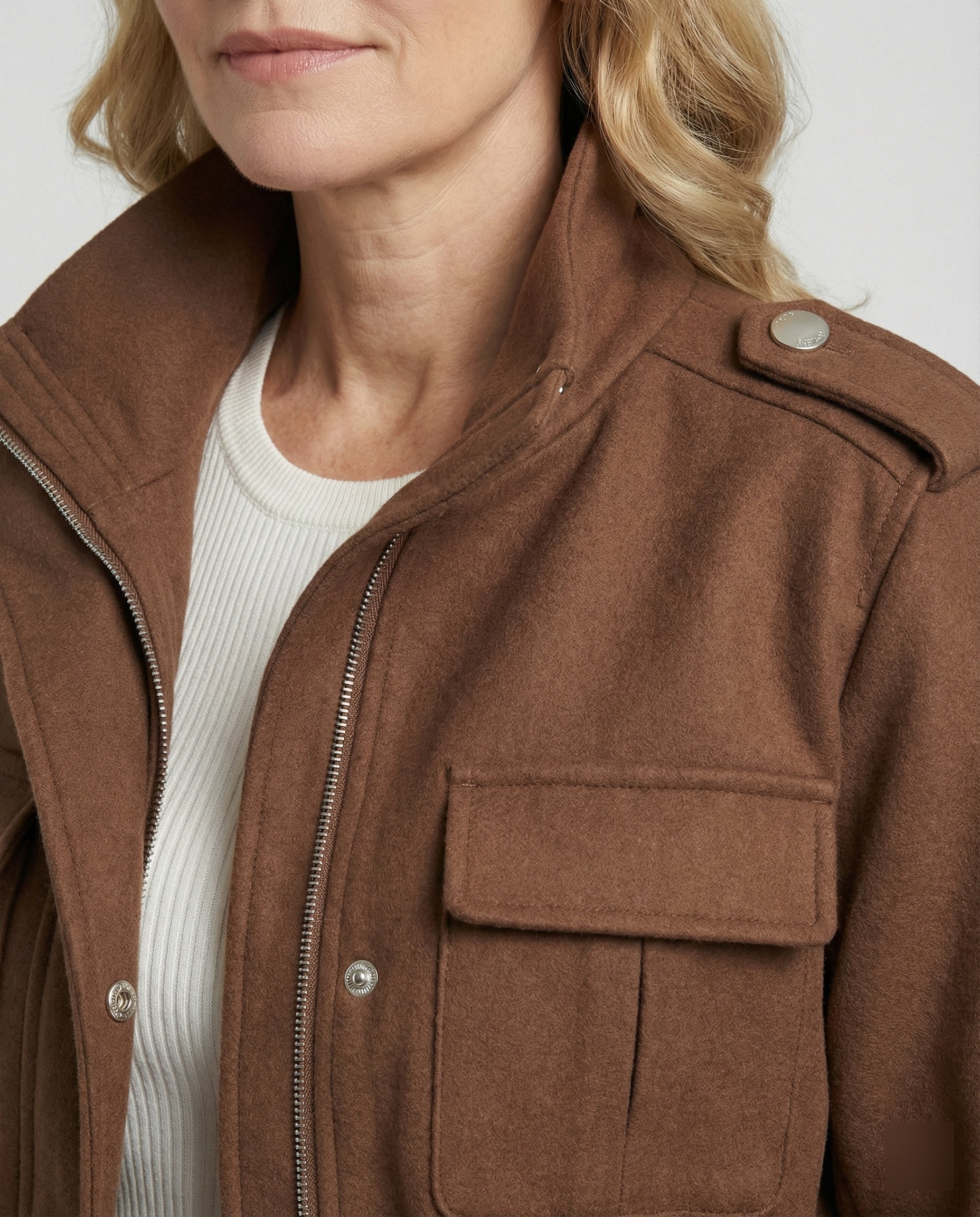 Ladies leisure jacket with waistline and pockets