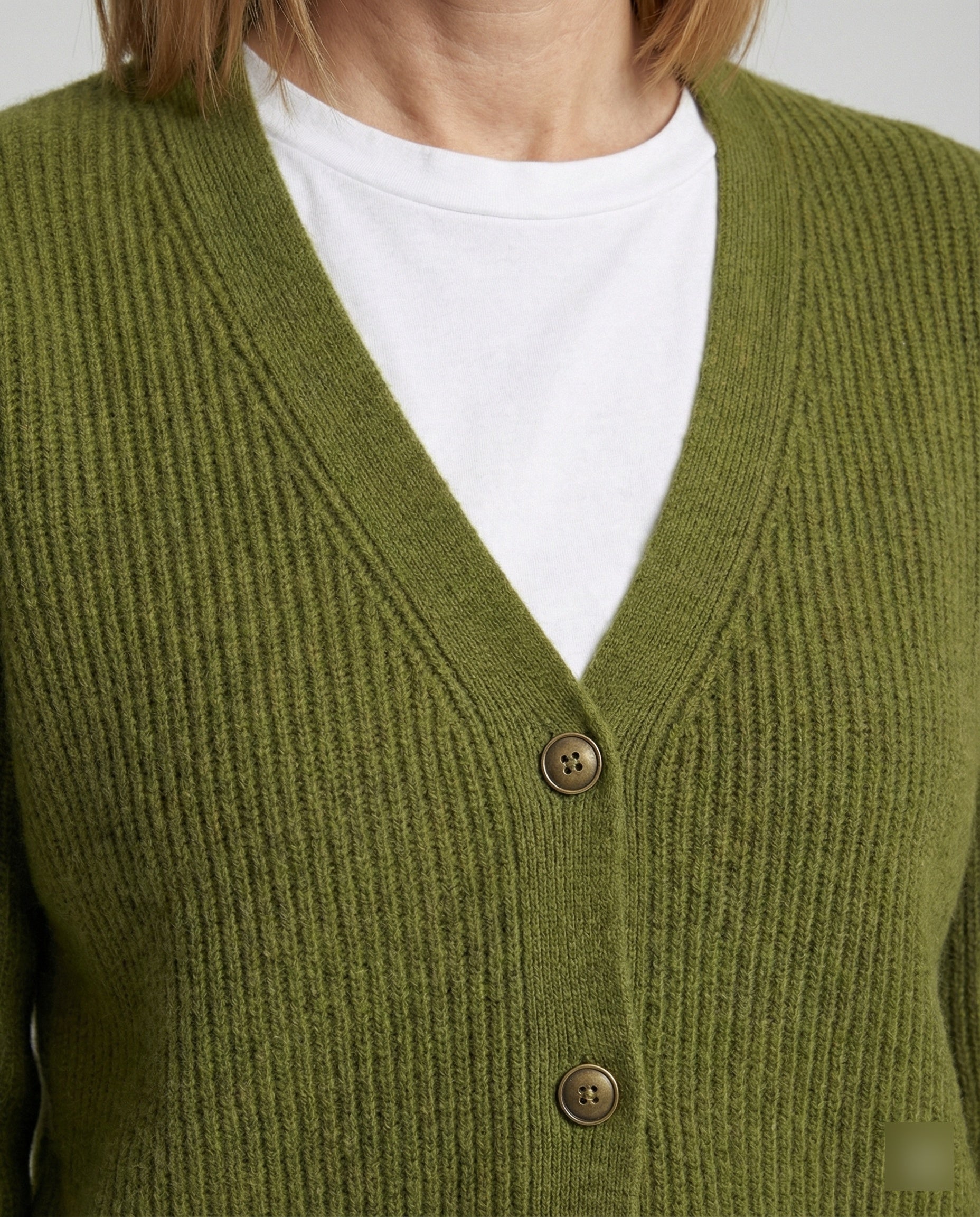 Women's cardigan with V-neck and buttons