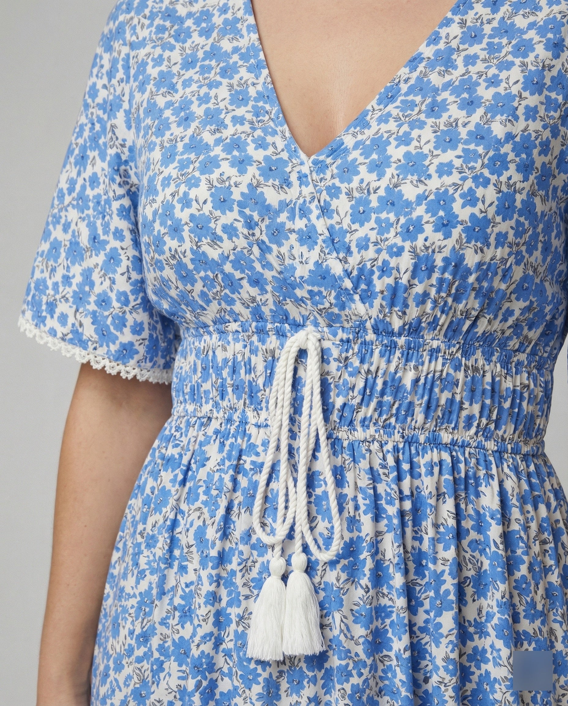 Women's maxi dress with floral accents