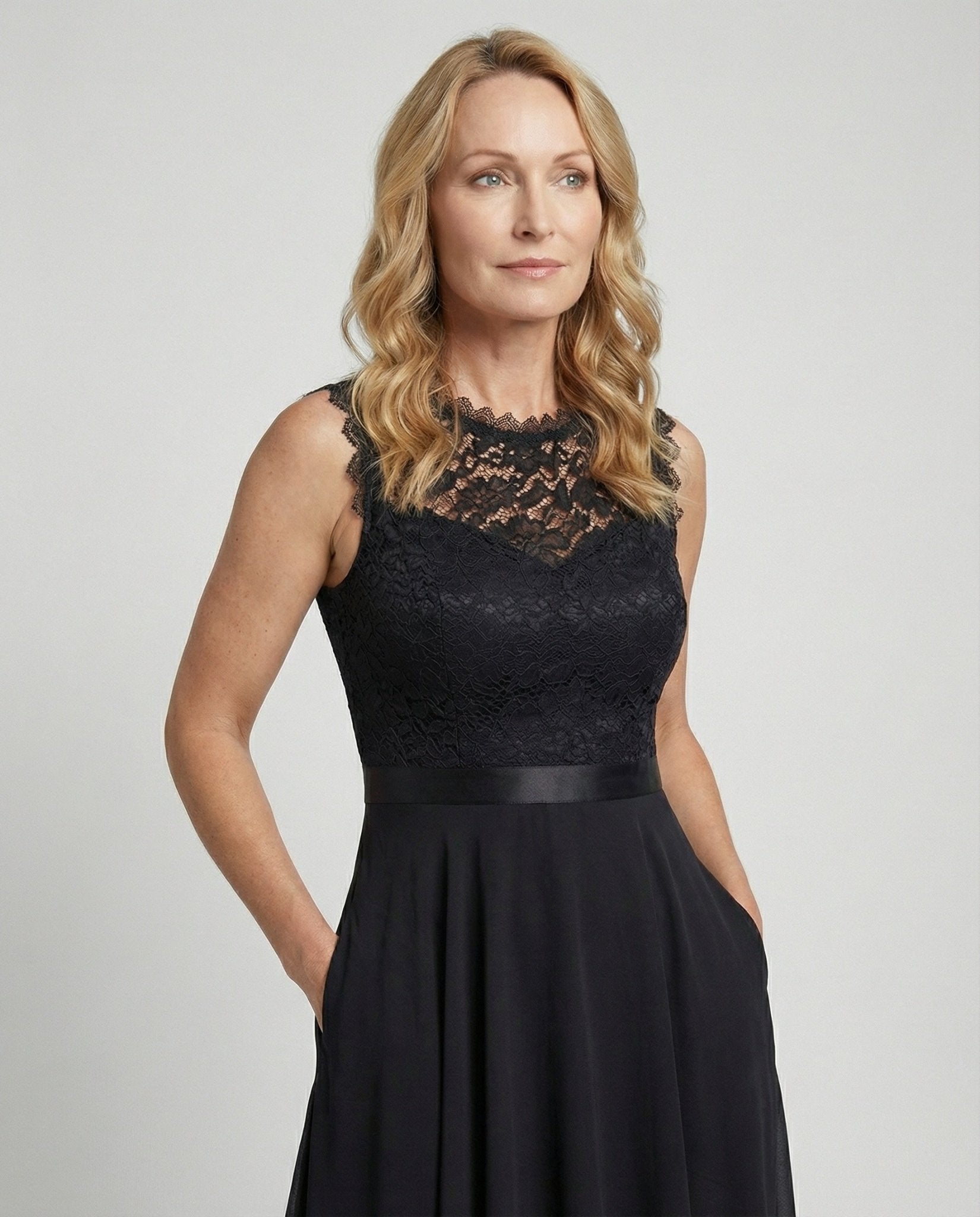 Elegant evening dress with lace and chiffon - Chichicherry