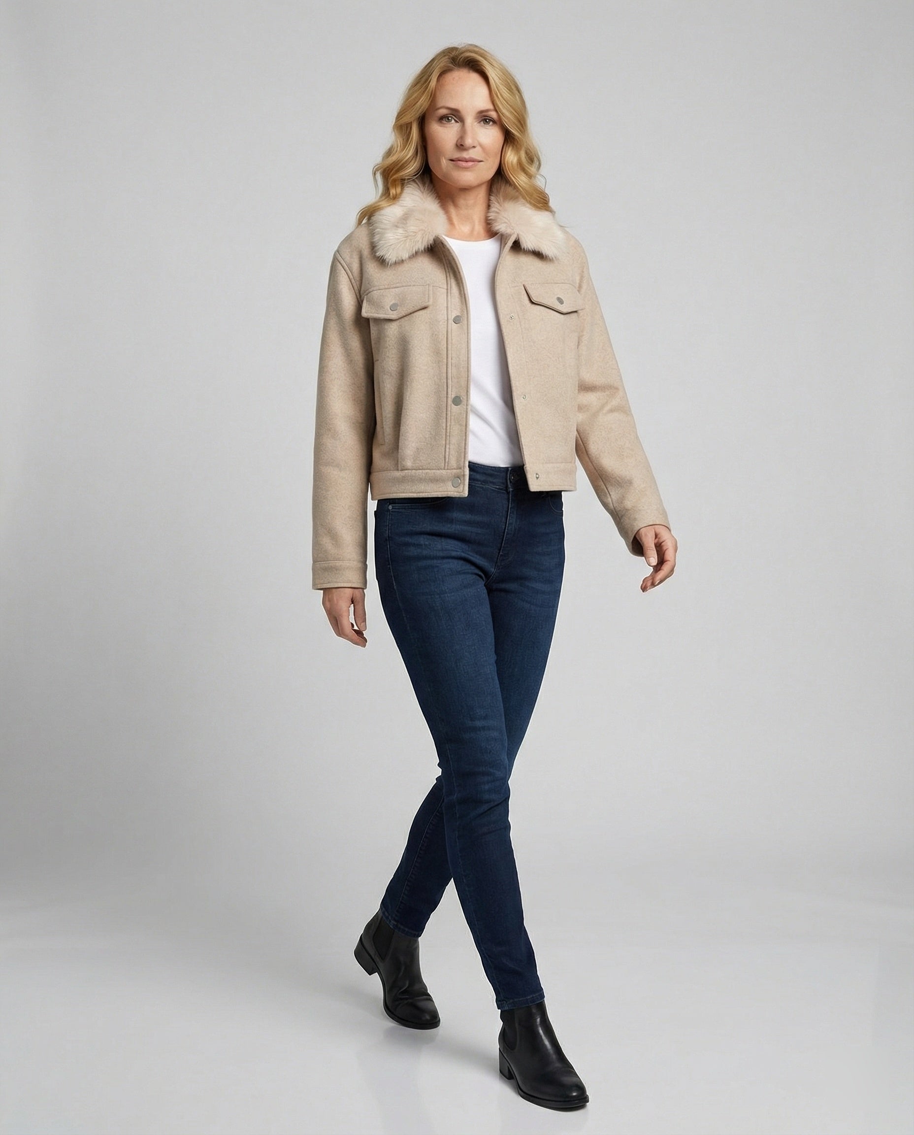 Women's wool jacket with faux fur collar