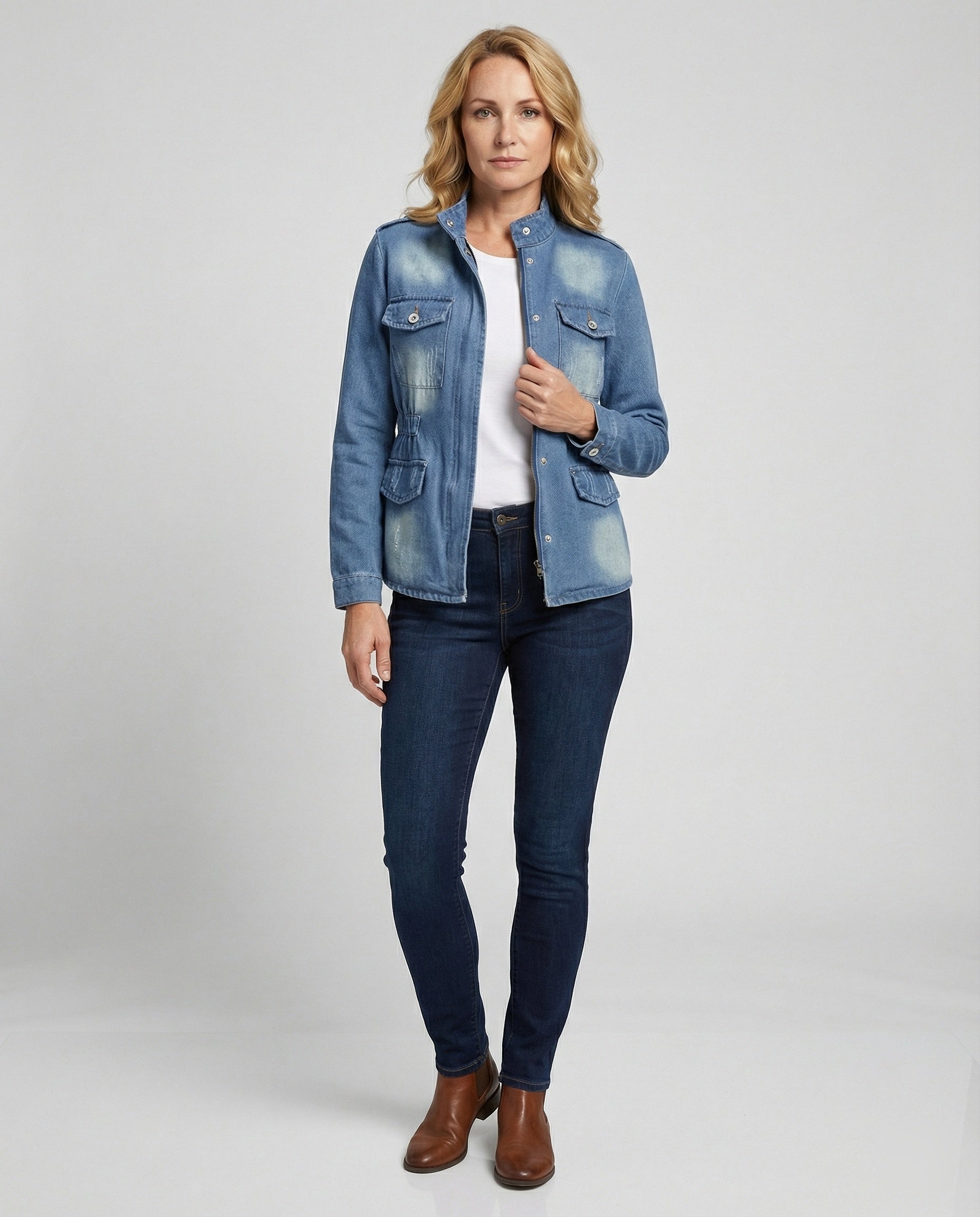 Women's fitted denim jacket with pockets