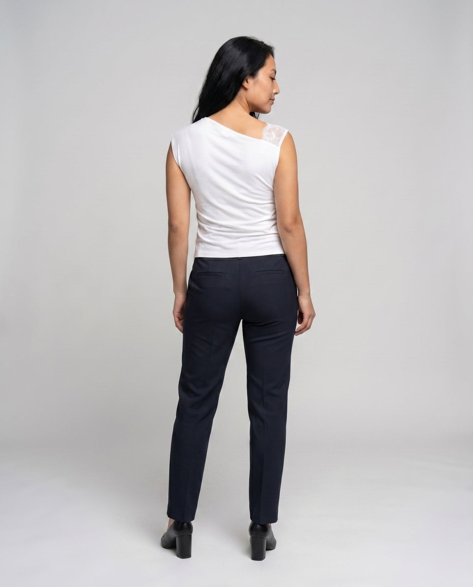 Ladies asymmetric T-shirt with fine lace and casual cut - Chichicherry