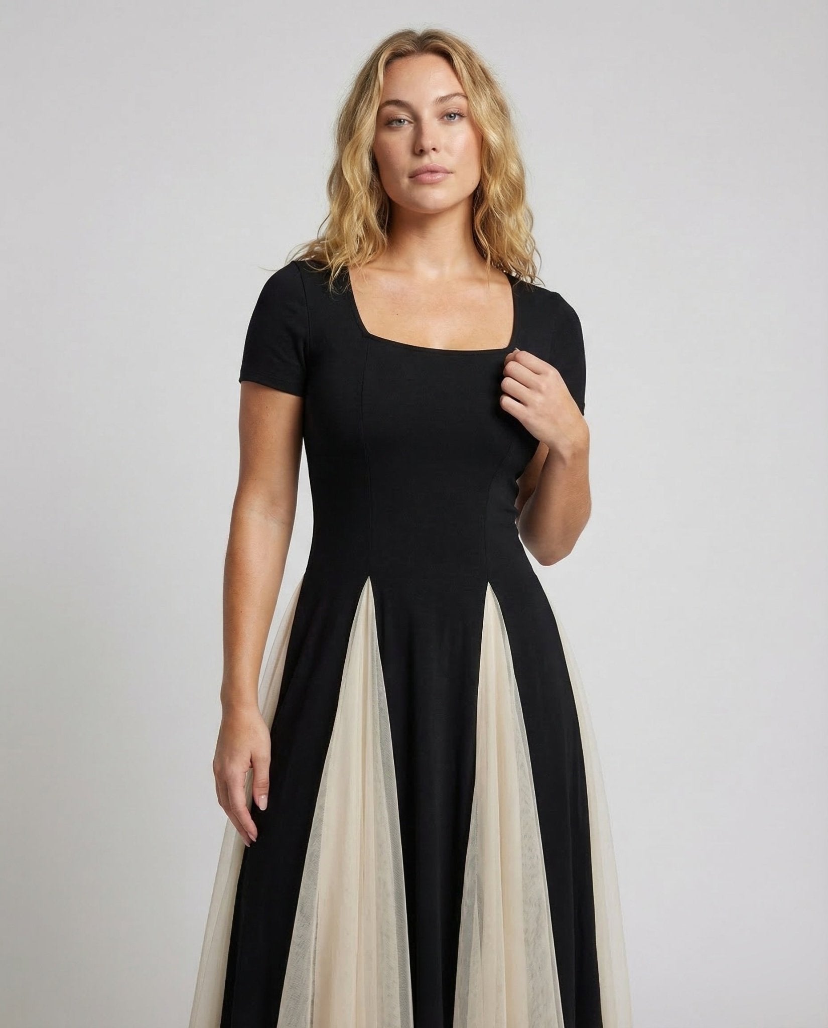 Ladies form-fitting maxi dress with tiers - Chichicherry