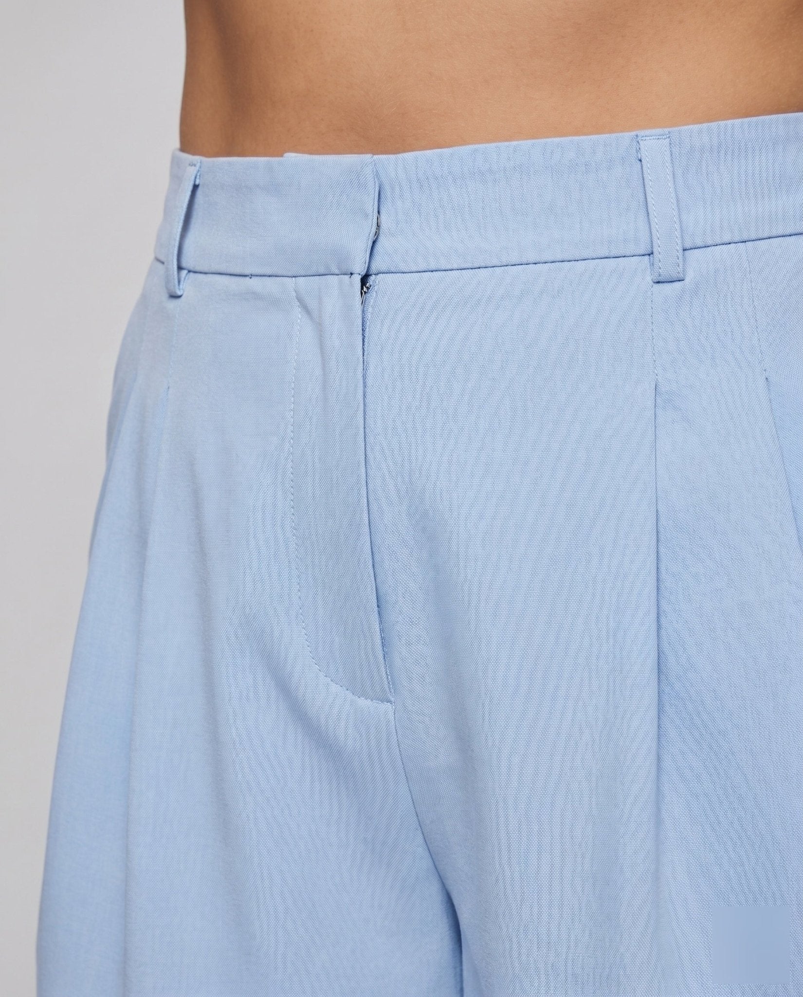 Ladies wide high-waisted shorts with pleated details - Chichicherry