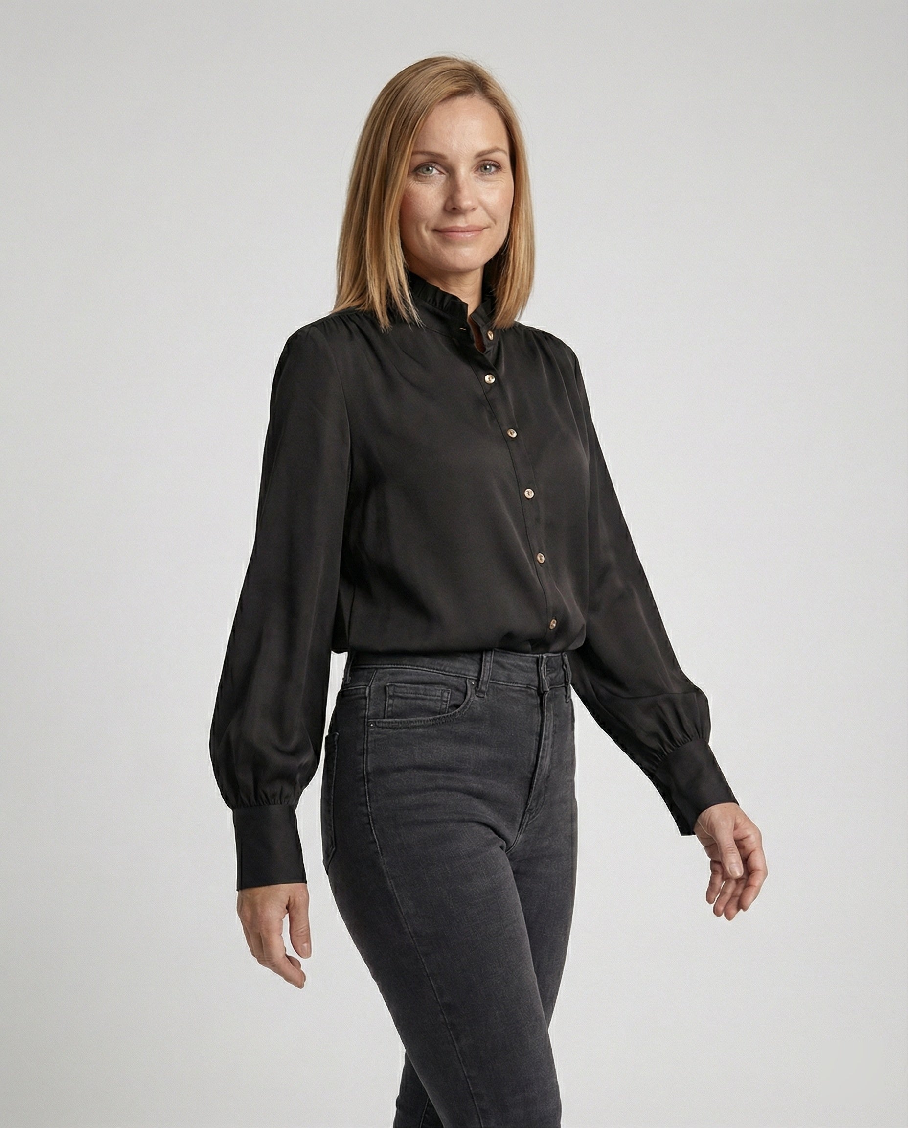 Women's blouse with ruffled collar