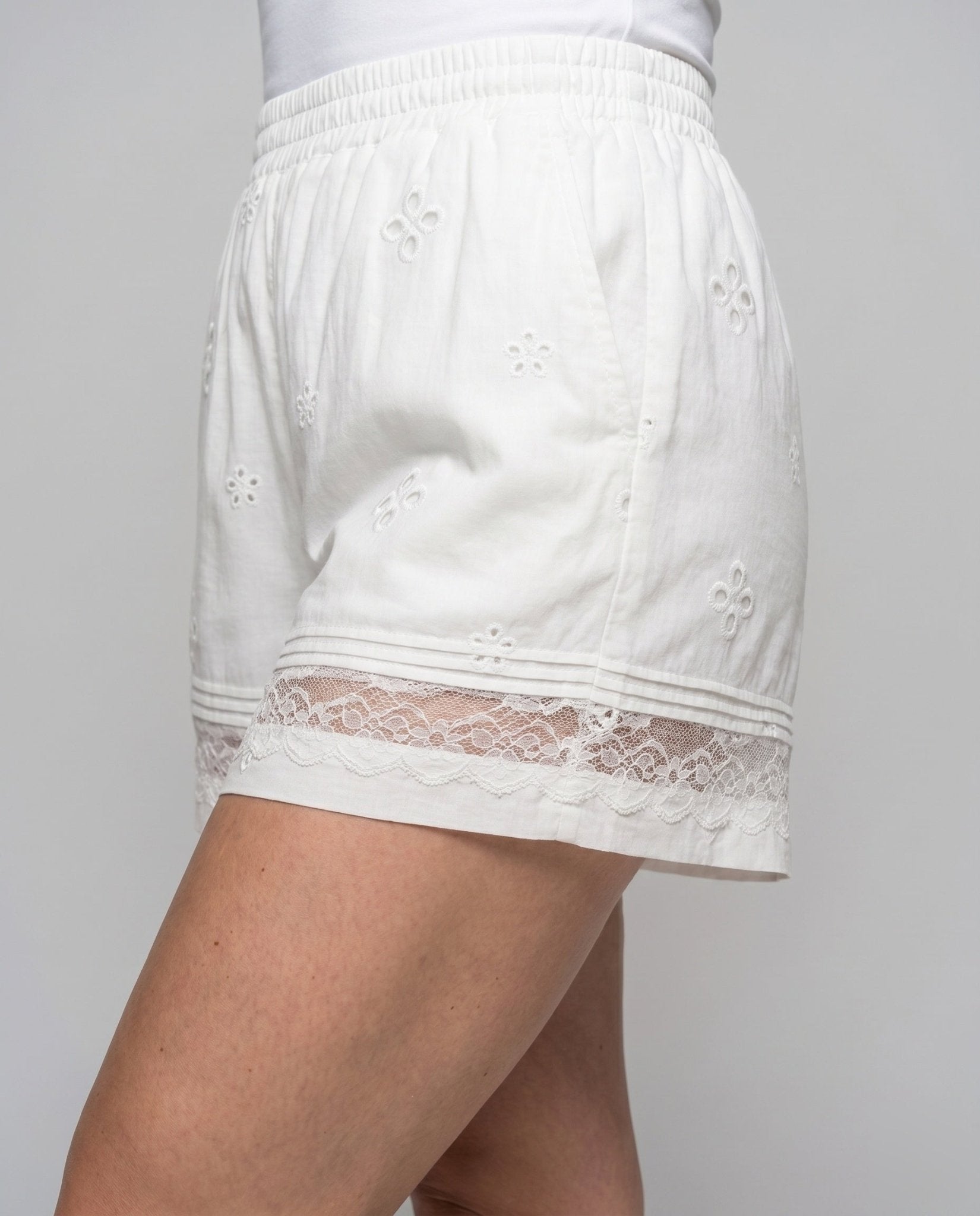 Women casual shorts with floral embroidery and lace trim - Chichicherry