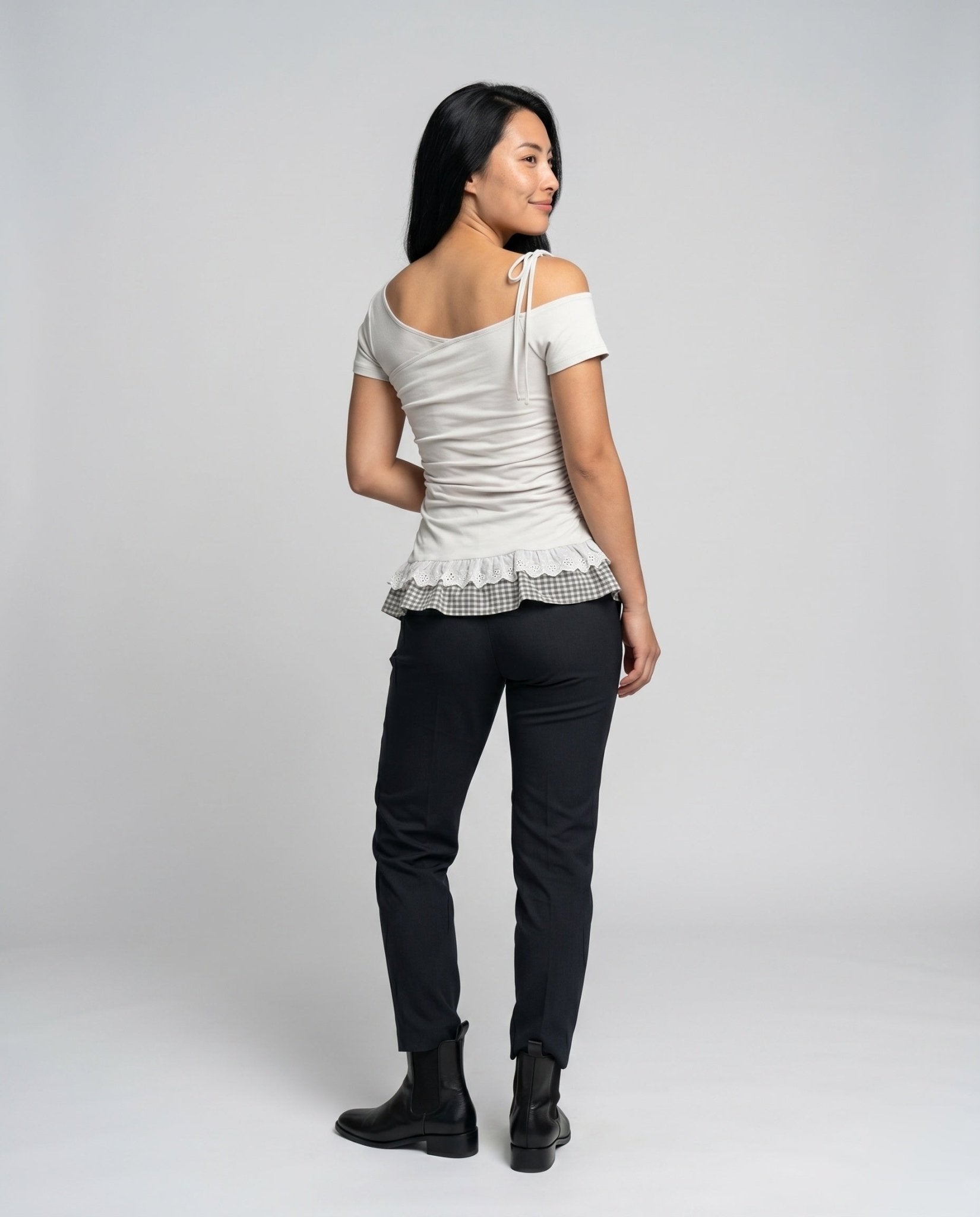 Women casual T-shirt with shoulder opening and fashionable pleated skirt - Chichicherry