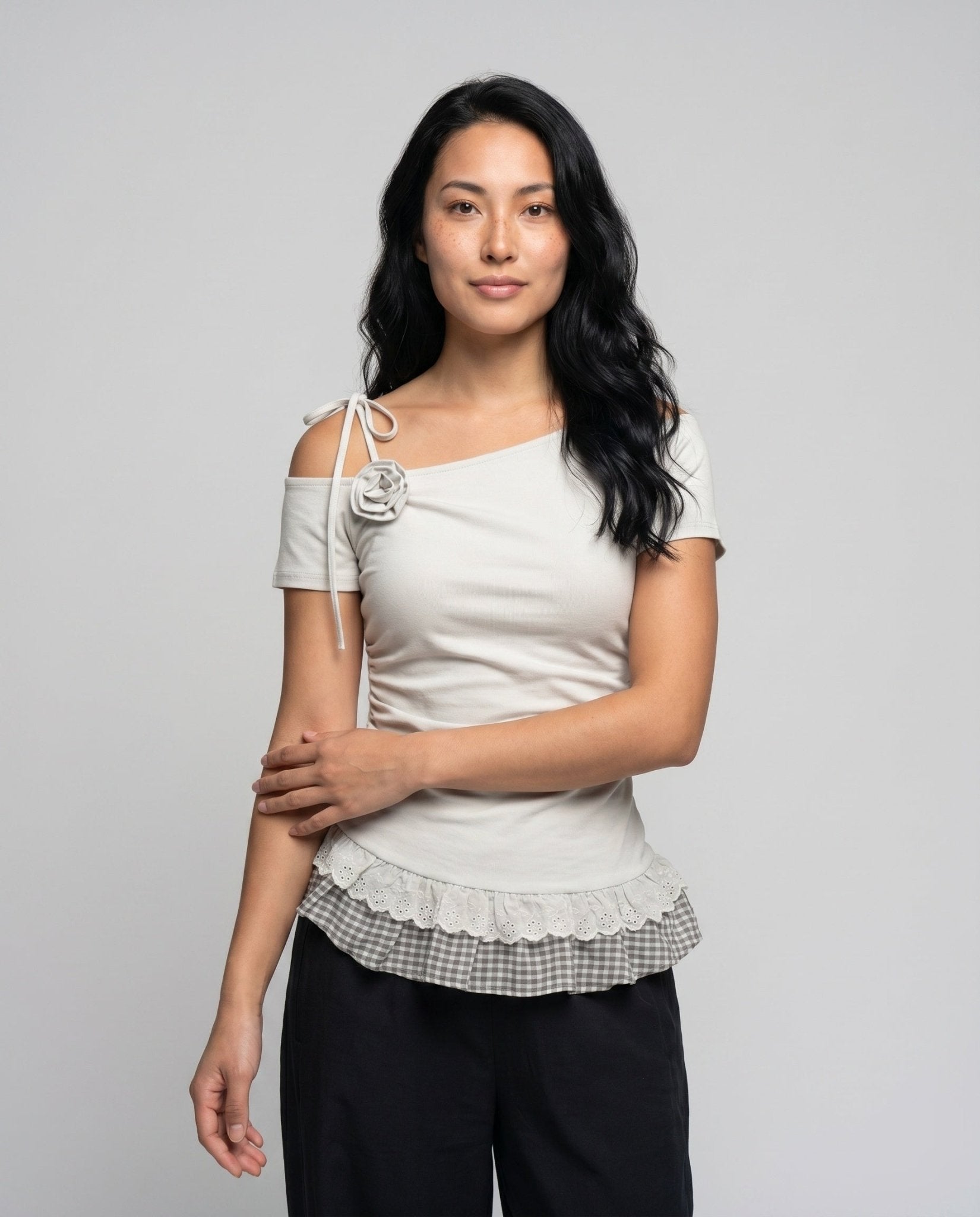 Women casual T-shirt with shoulder opening and fashionable pleated skirt - Chichicherry