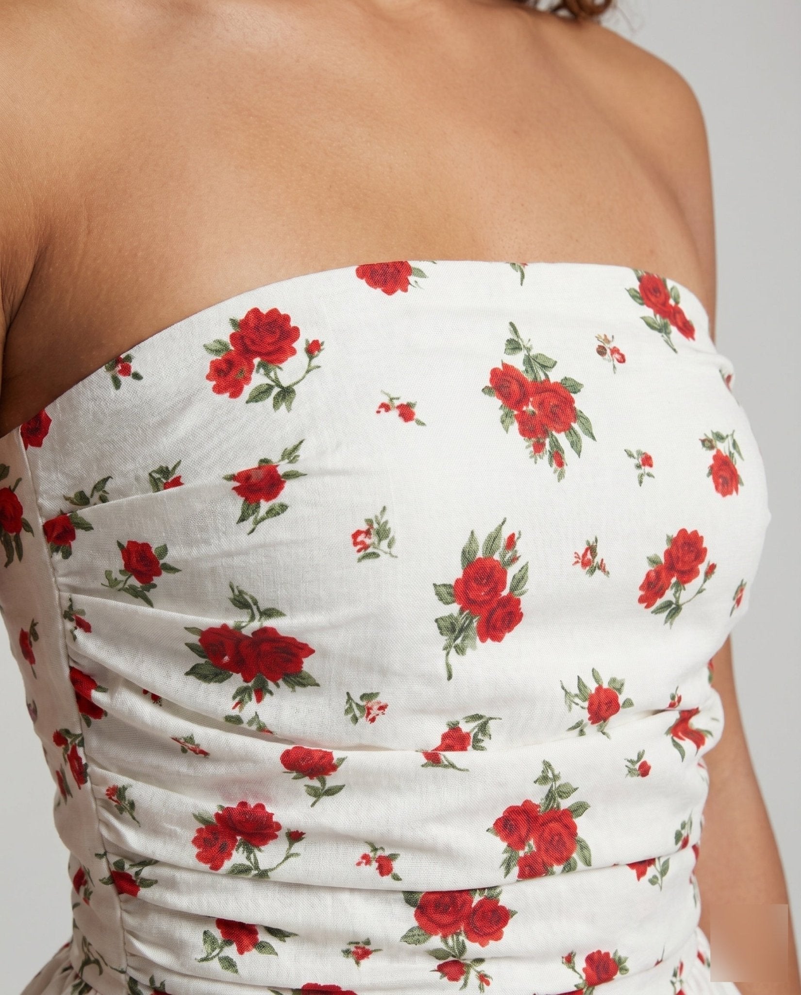 Women romantic blouse with floral design and wide hem - Chichicherry