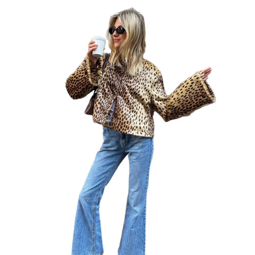 Women short blazer made of faux fur with leopard pattern, boxy silhouette & wide sleeves Chichicherry - Chichicherry