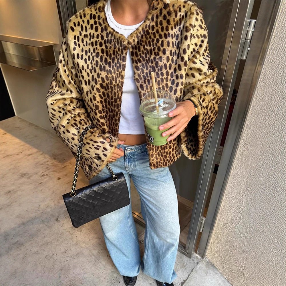 Women short blazer made of faux fur with leopard pattern, boxy silhouette & wide sleeves Chichicherry - Chichicherry
