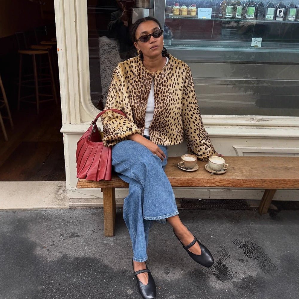 Women short blazer made of faux fur with leopard pattern, boxy silhouette & wide sleeves Chichicherry - Chichicherry