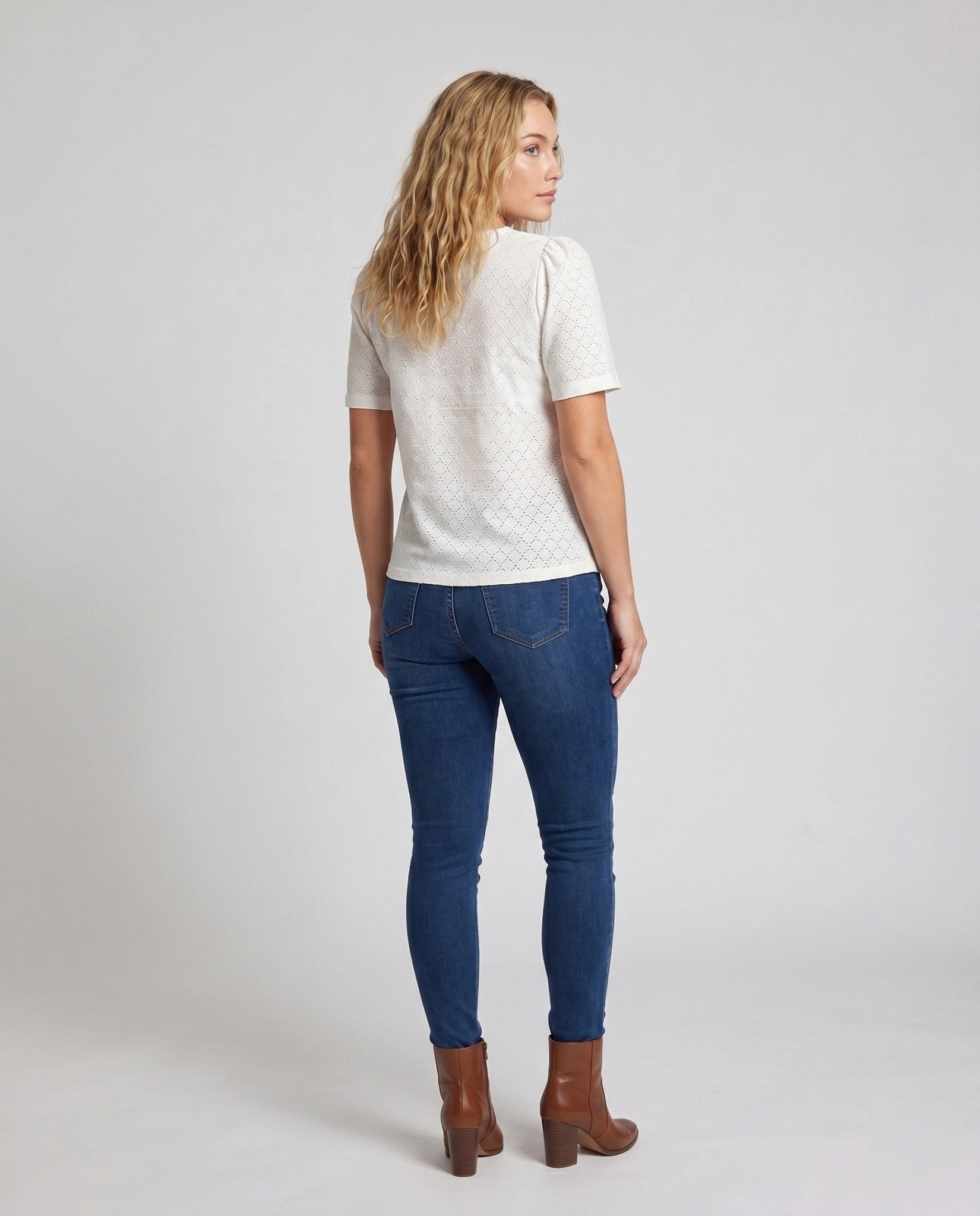Women short-sleeved top with elegant embroidery and fine V-neck - Chichicherry