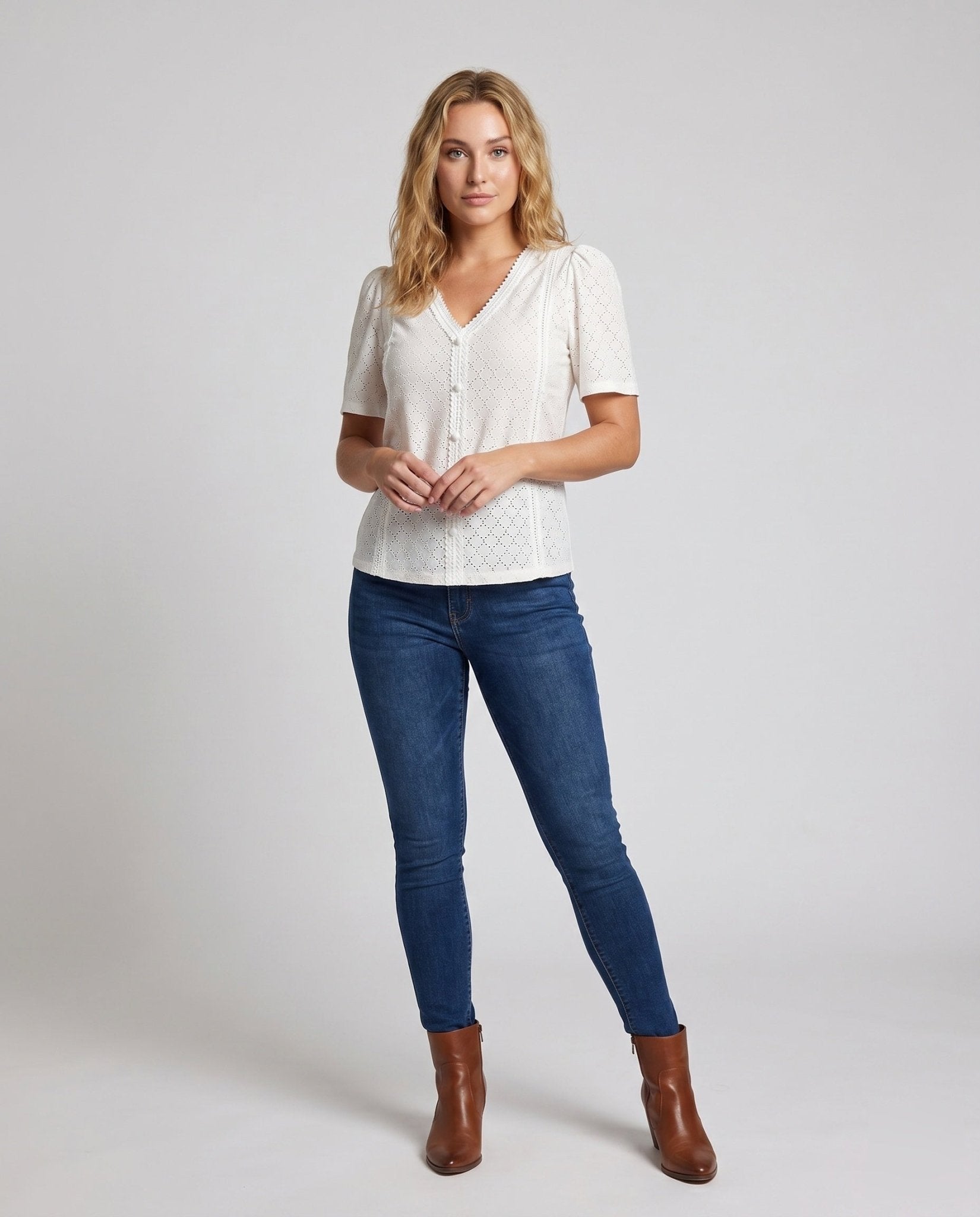 Women short-sleeved top with elegant embroidery and fine V-neck - Chichicherry
