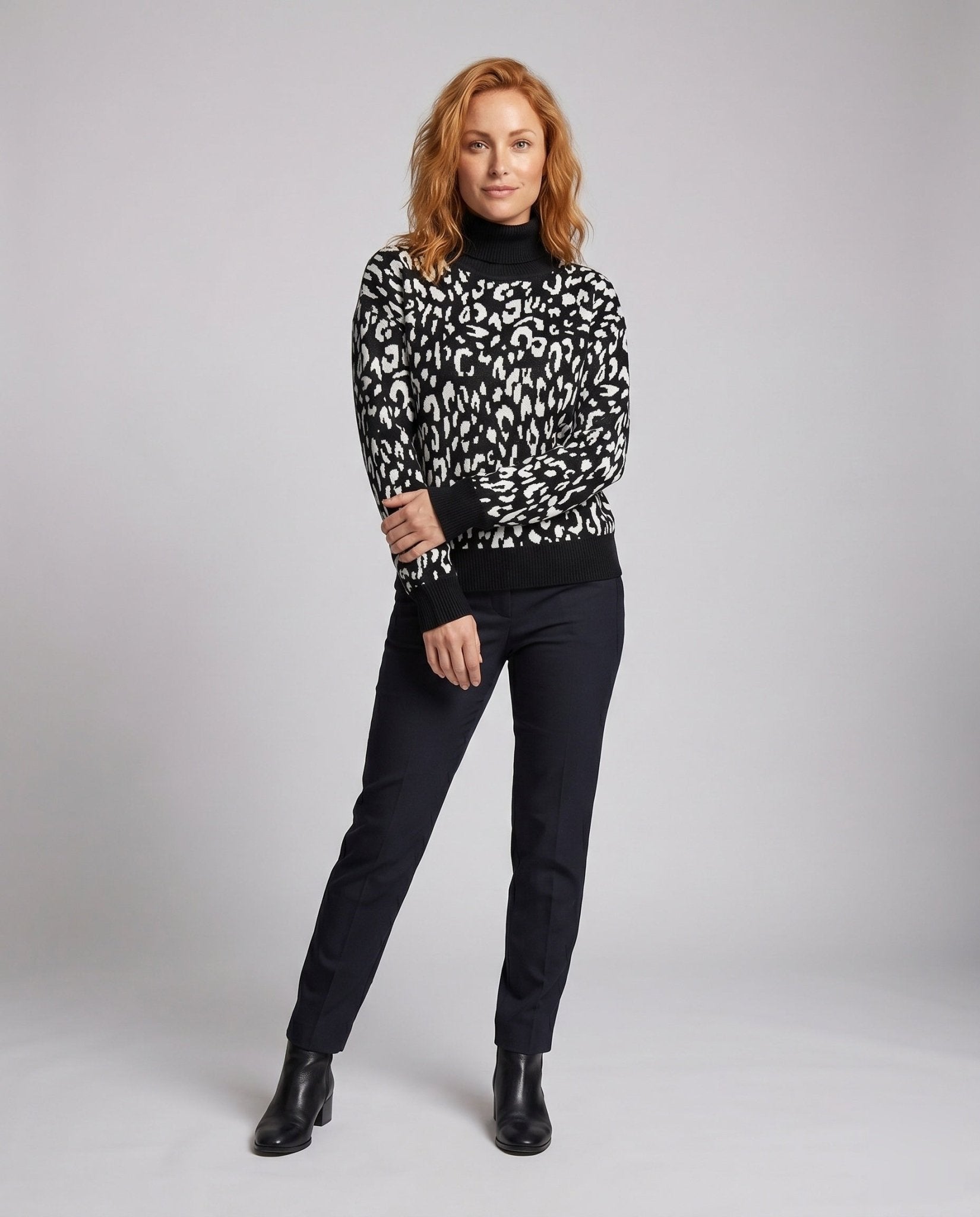 Women trendy knitted sweater with animal print - Chichicherry
