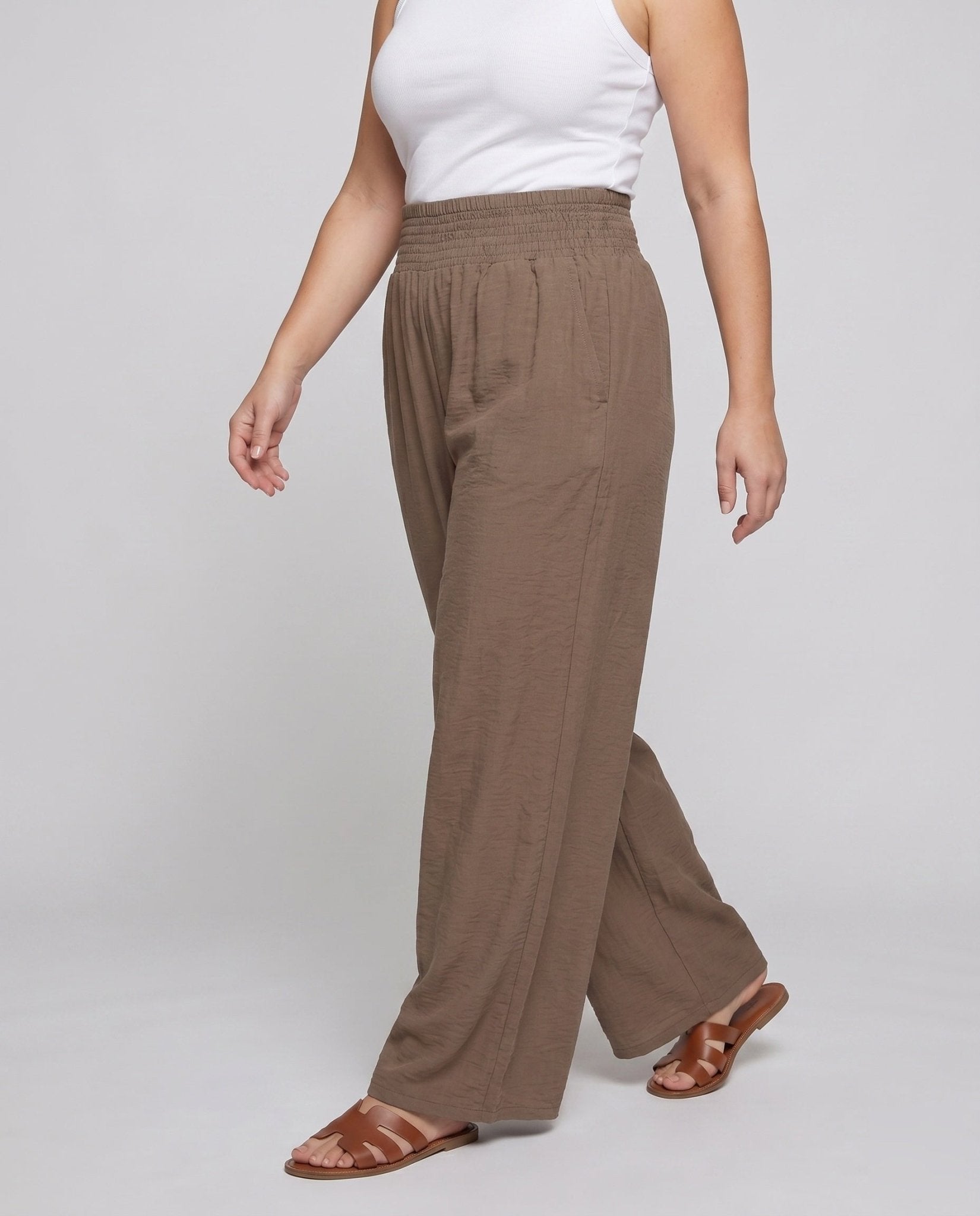 Women wide summer pants with elastic waistband and side pockets - Chichicherry