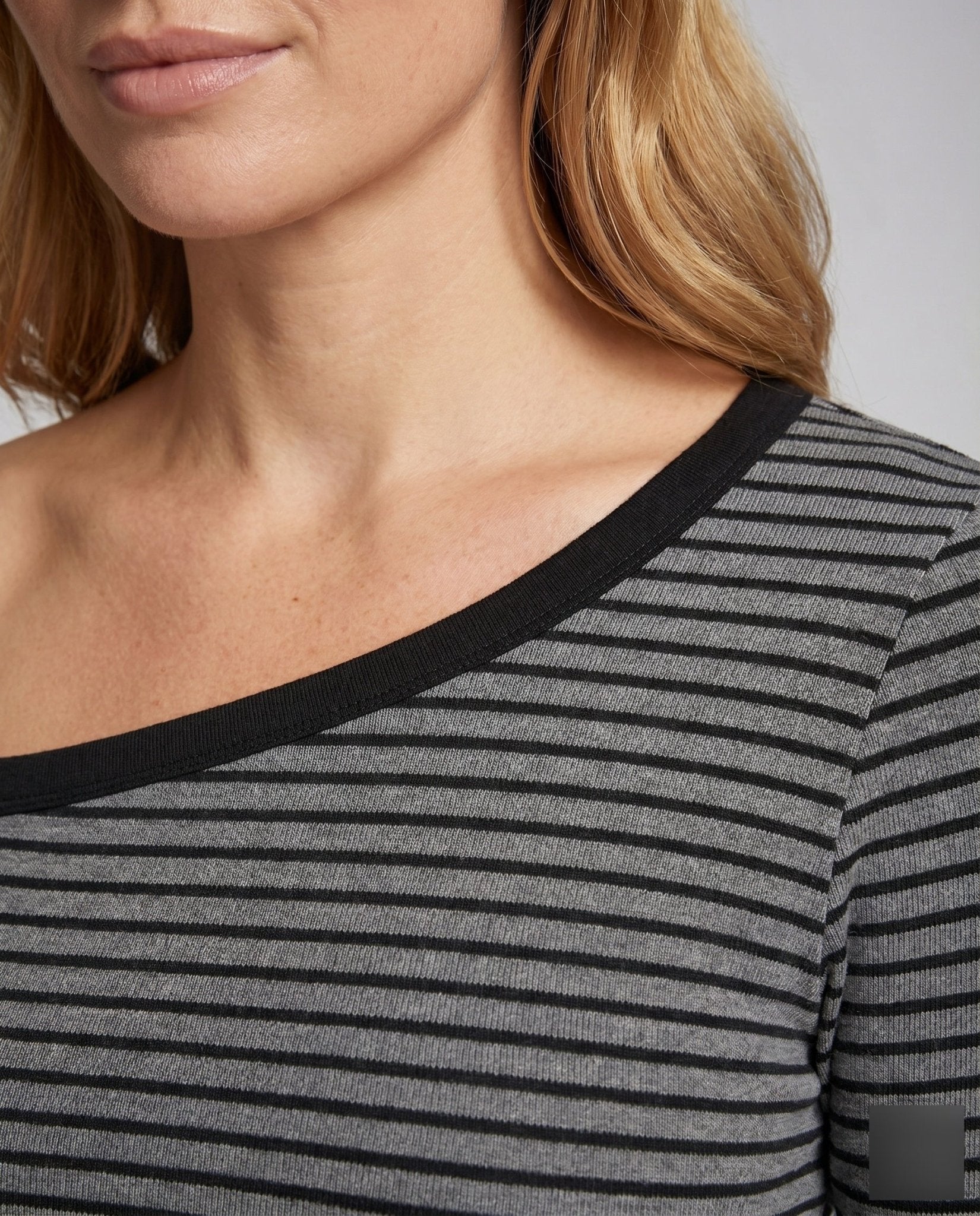 Women Women's top with asymmetric cut and off-shoulder design - Chichicherry