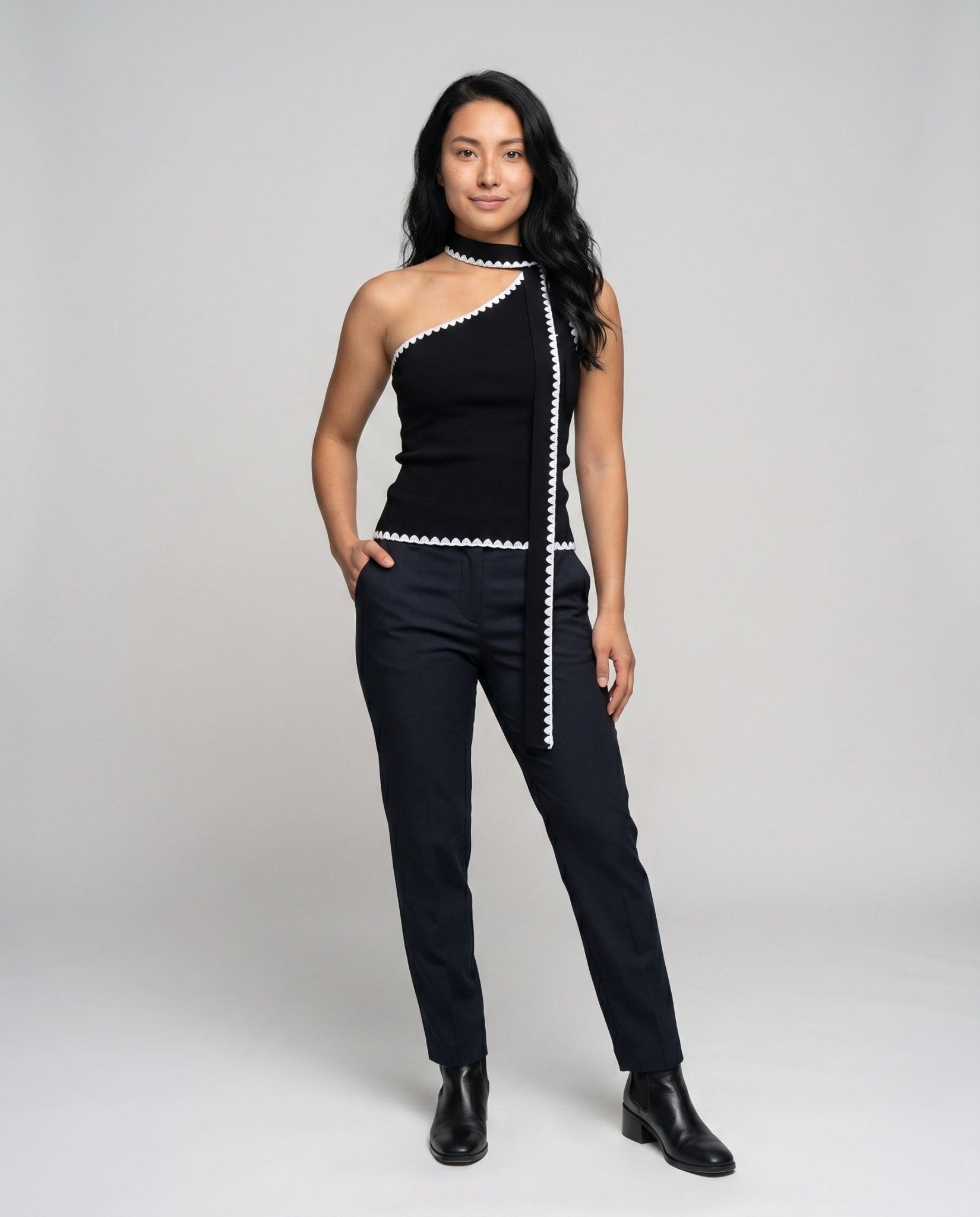 Women's asymmetrical top with decorative chain lacing - Chichicherry