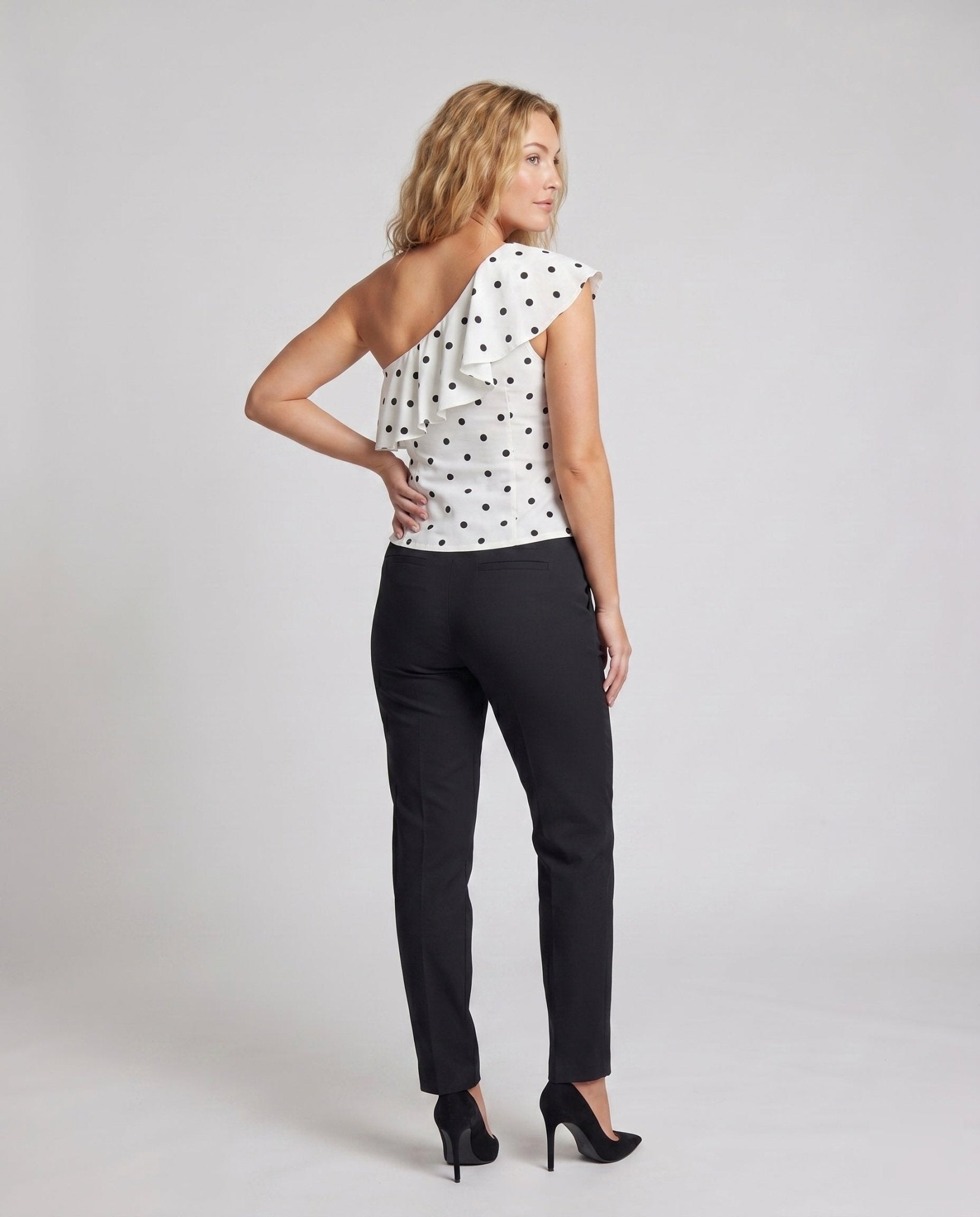Women's asymmetrical top with ruffles and polka dot pattern - Chichicherry