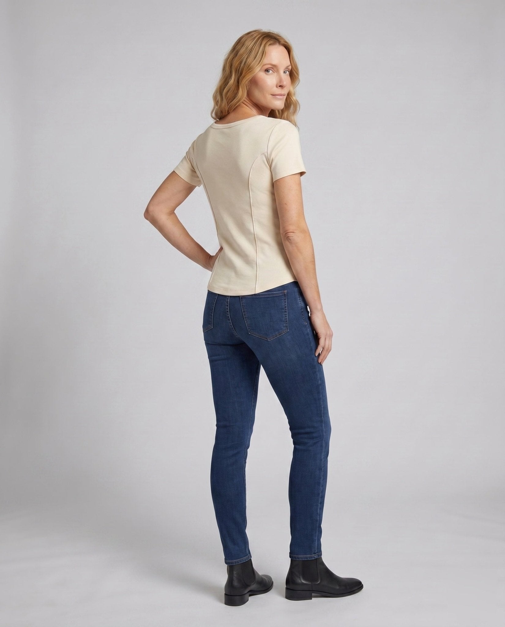 Women's Basic T-Shirt with a close-fitting silhouette and round neckline - Chichicherry
