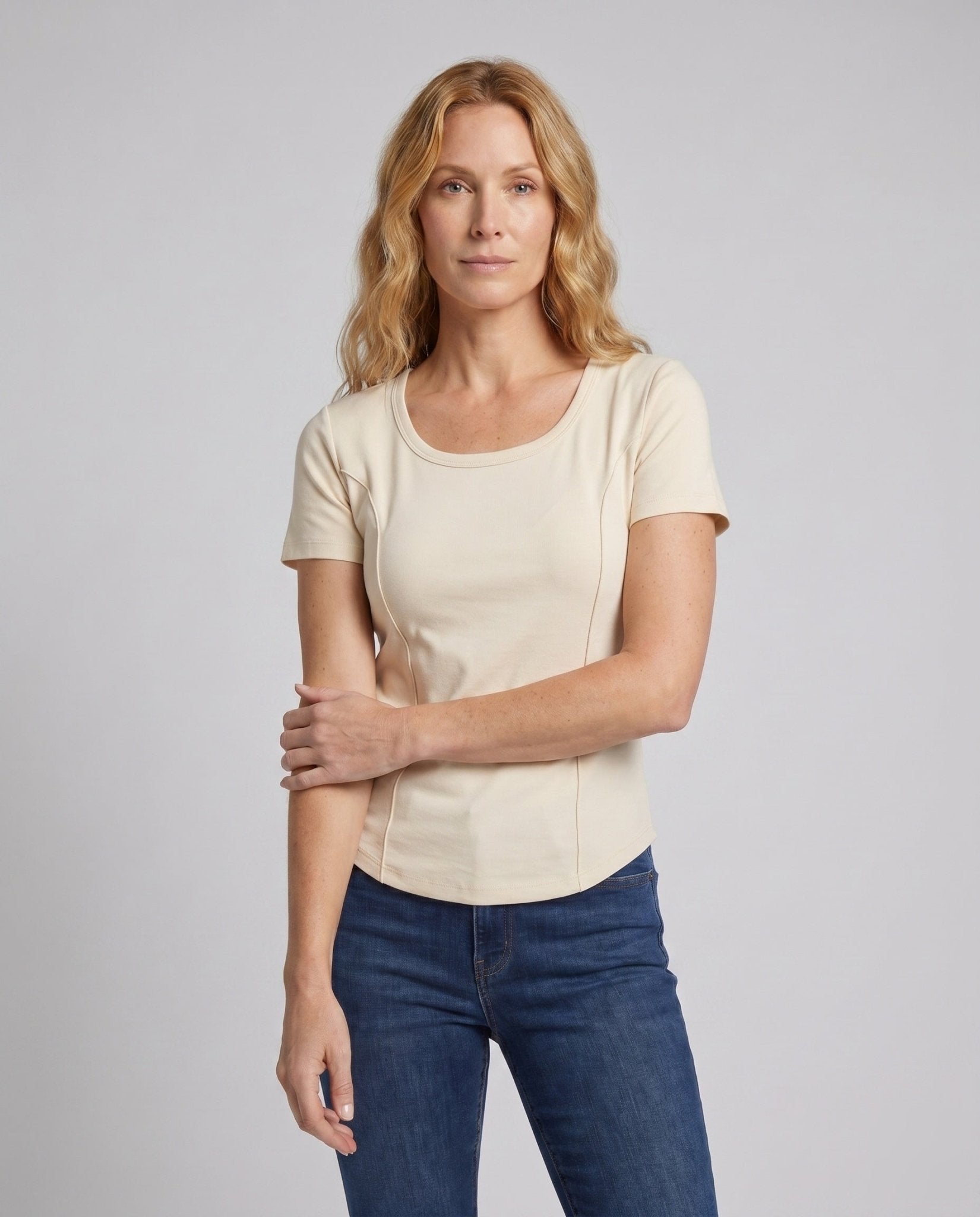 Women's Basic T-Shirt with a close-fitting silhouette and round neckline - Chichicherry