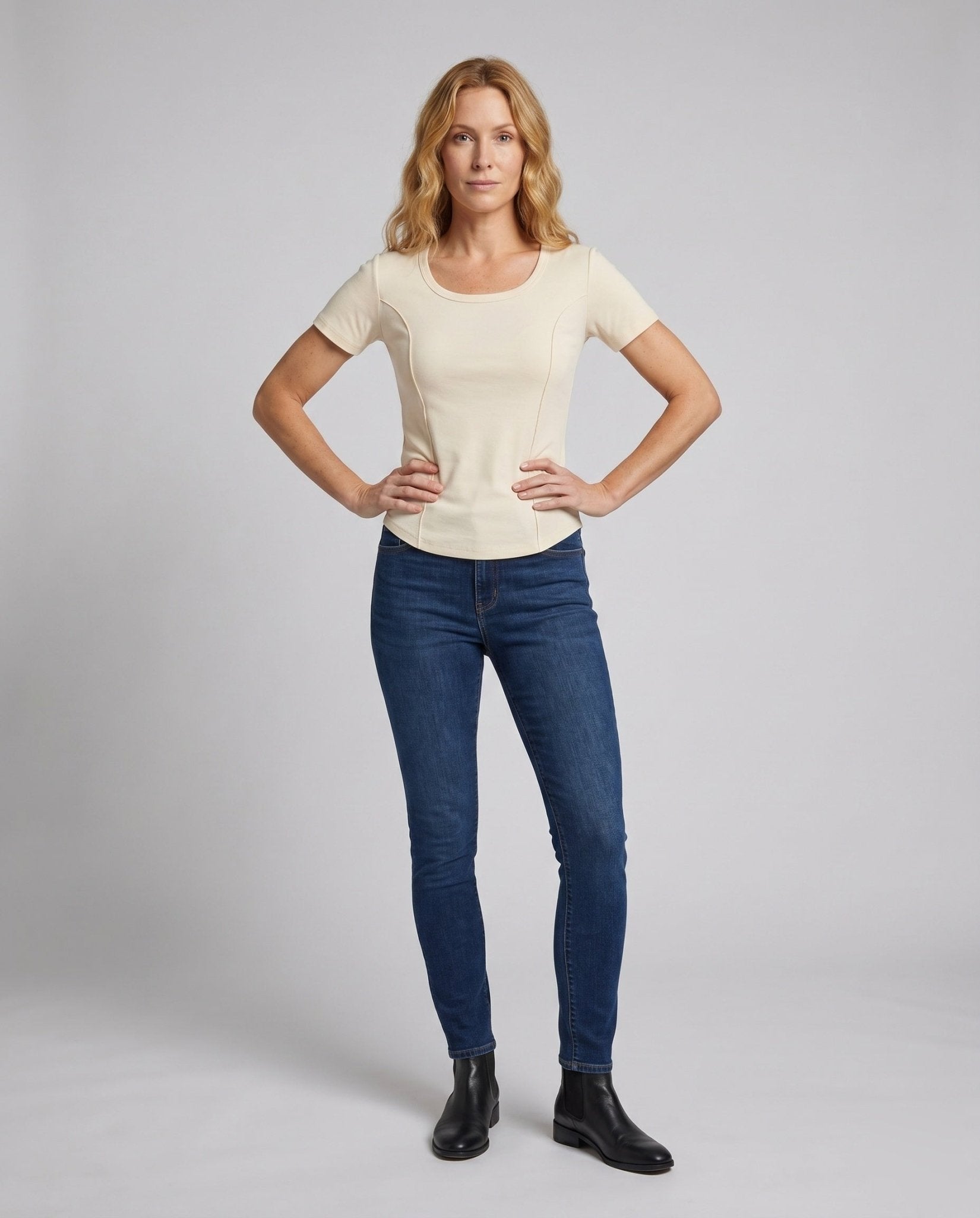 Women's Basic T-Shirt with a close-fitting silhouette and round neckline - Chichicherry