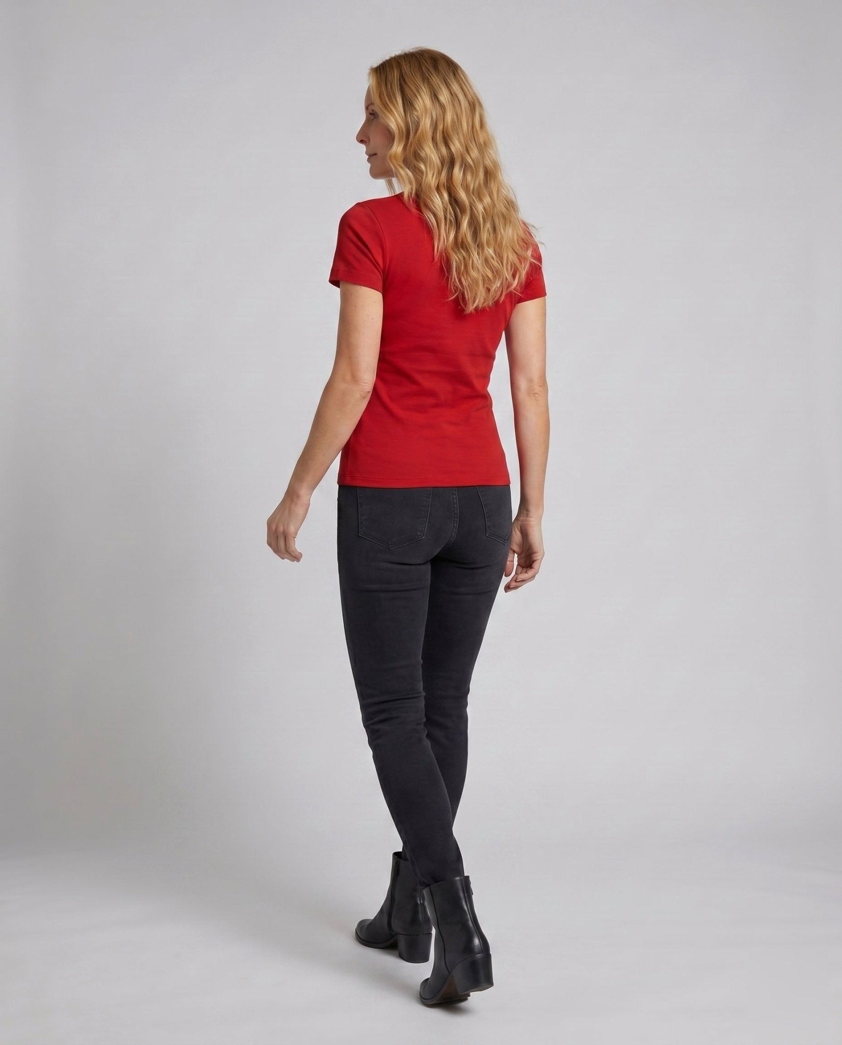 Women's Basic T-Shirt with trendy logo - Chichicherry
