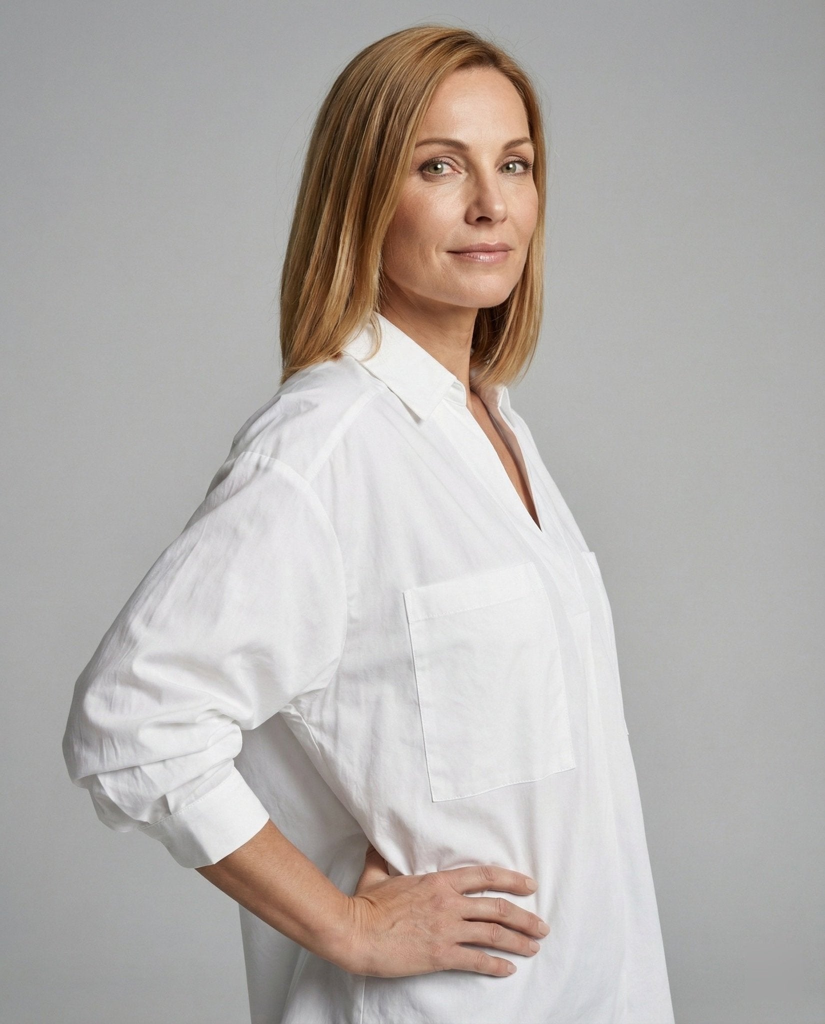 Women's blouse with flounce sleeves and V-neck - Chichicherry