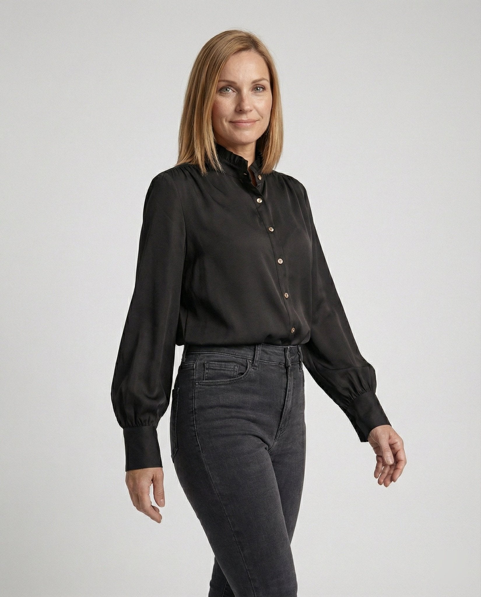 Women's blouse with ruffled collar - Chichicherry