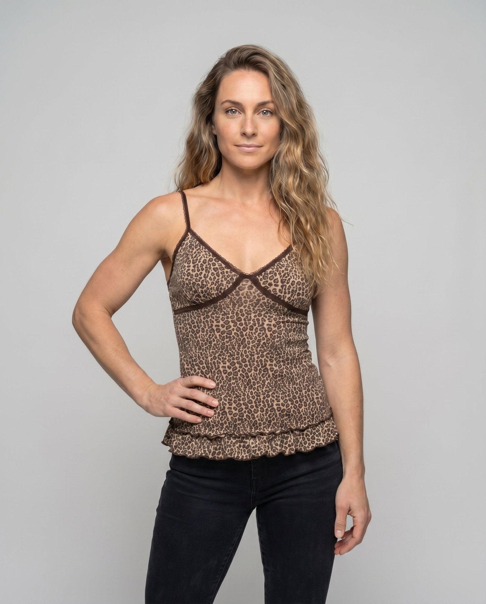 Women's camisole with leopard print and ruffled hem - Chichicherry