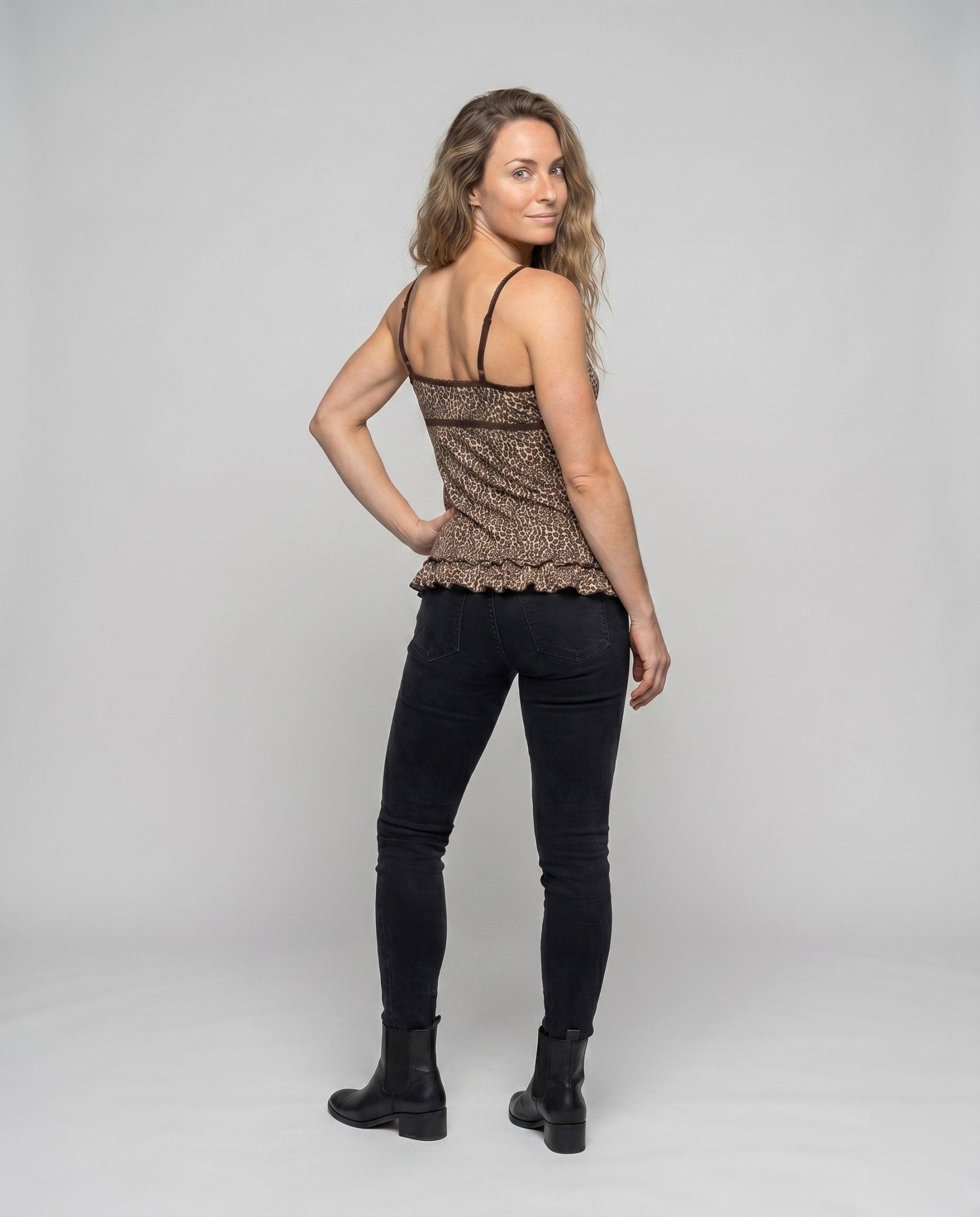 Women's camisole with leopard print and ruffled hem - Chichicherry