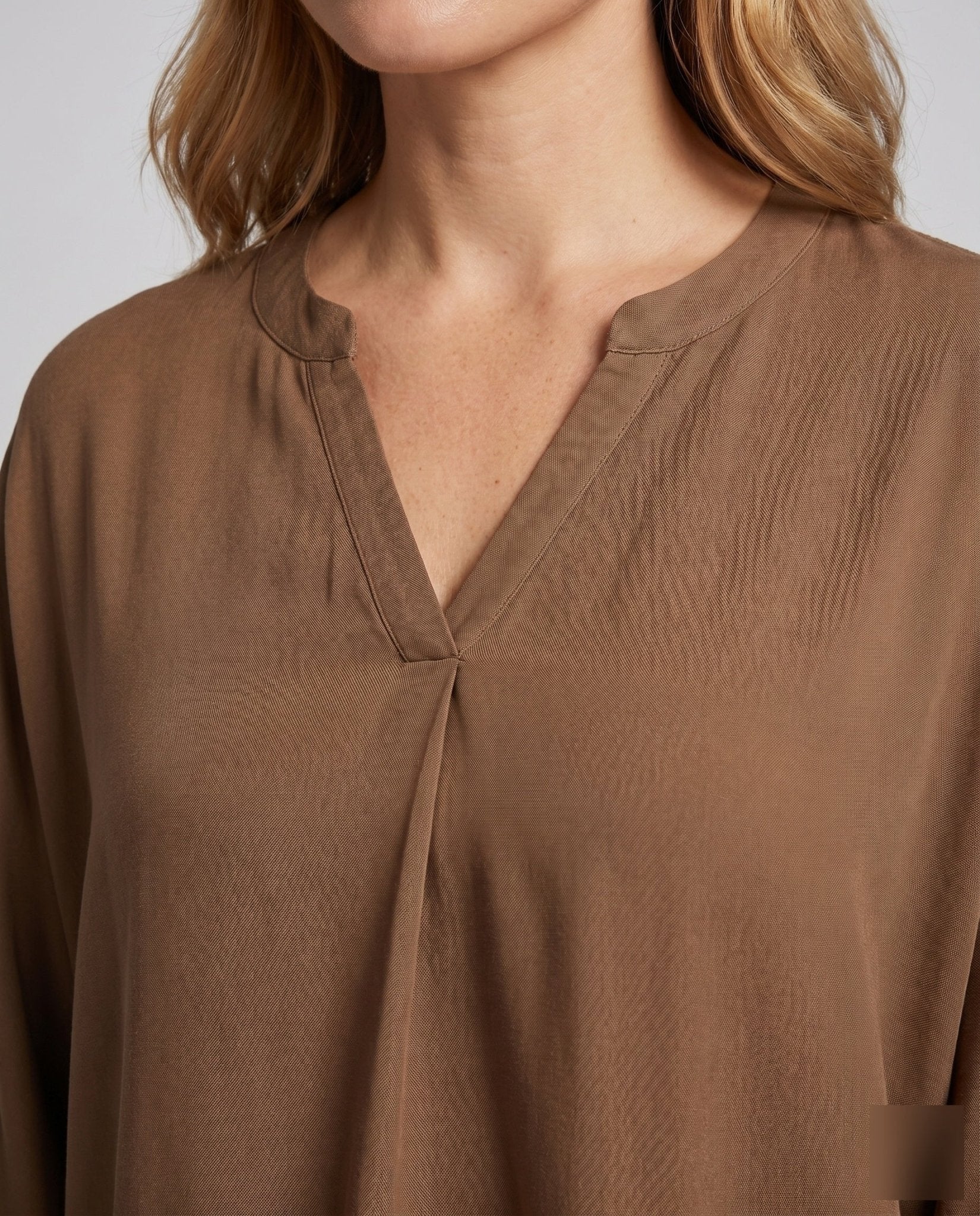 Women's casual blouse shirt with V-neck and slit sleeves - Chichicherry