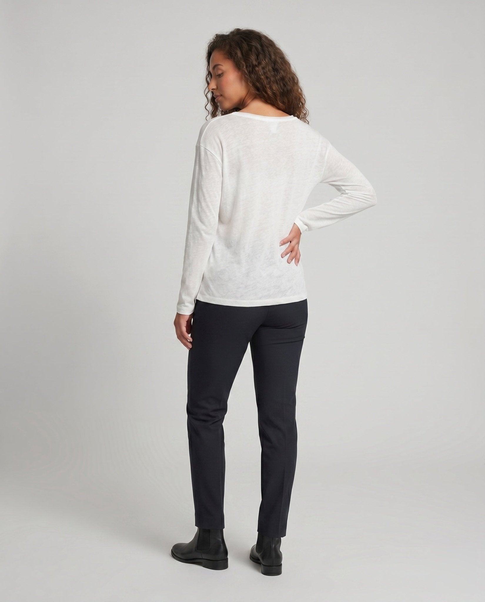 Women's casual long sleeve shirt with a round neck and practical chest pocket - Chichicherry